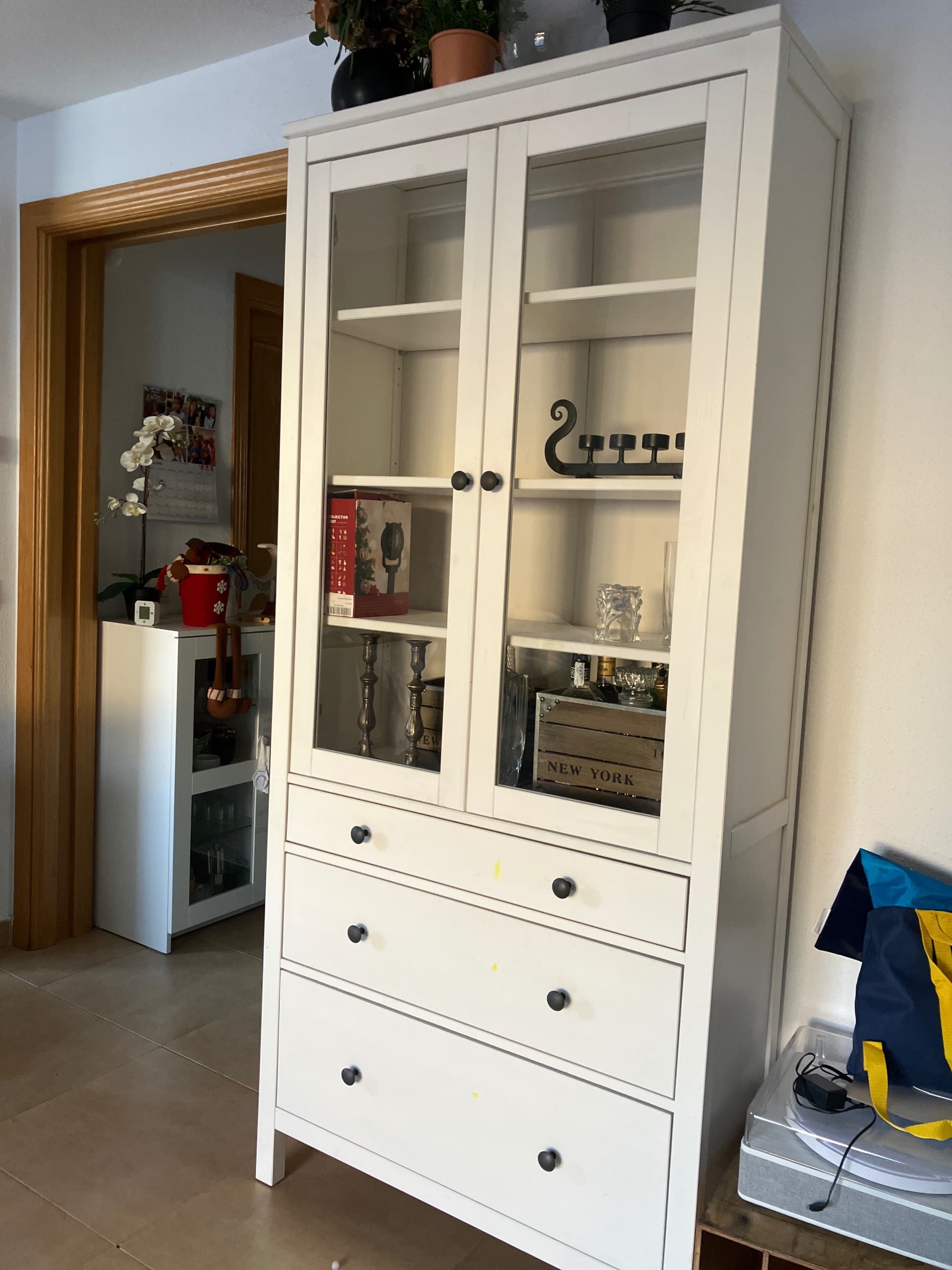 HEMNES vitrina+3 calaixos, tint blanc/marró clar, 90x197 cm