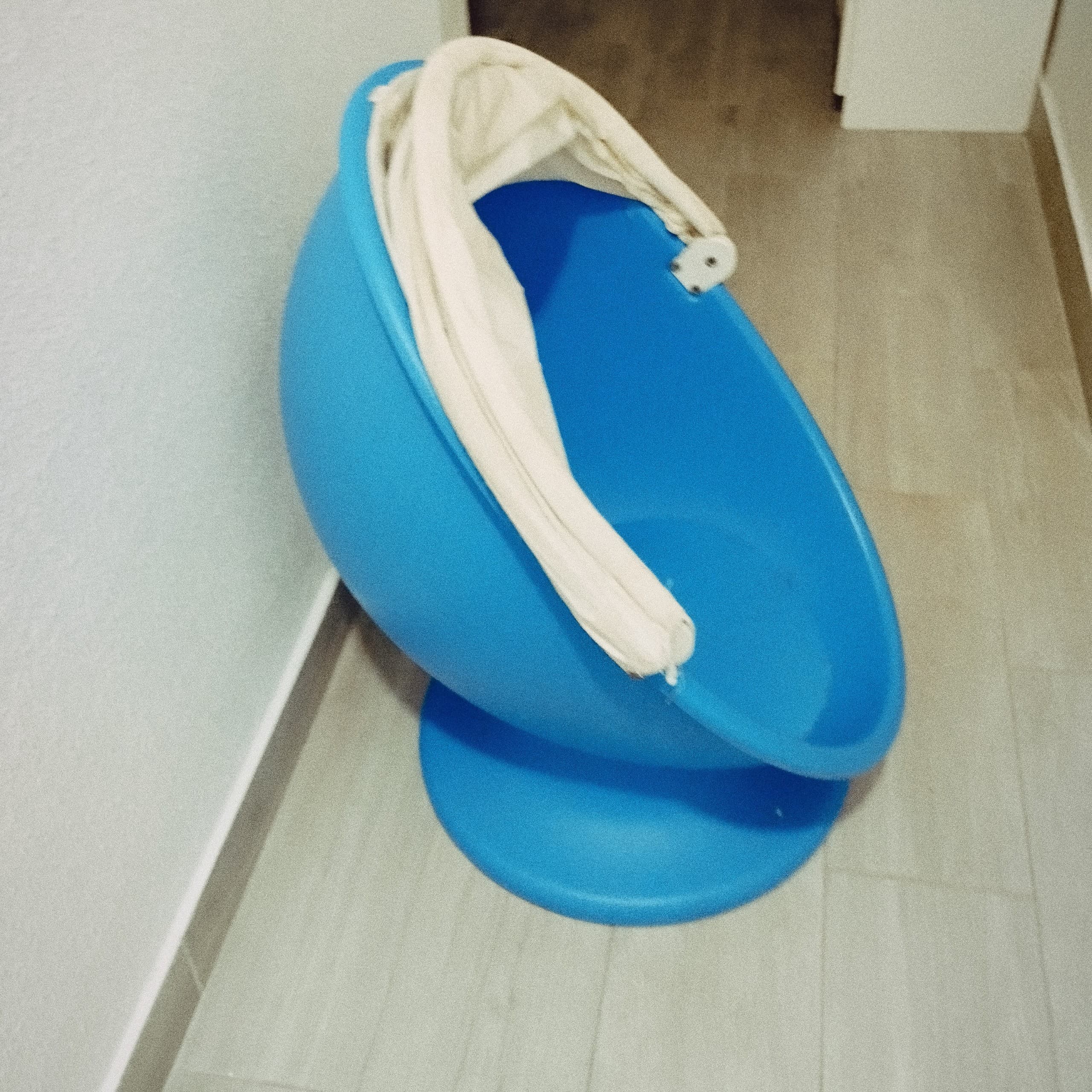 IKEA PS LÖMSK cadeira de brazos xiratoria, branco/vermello