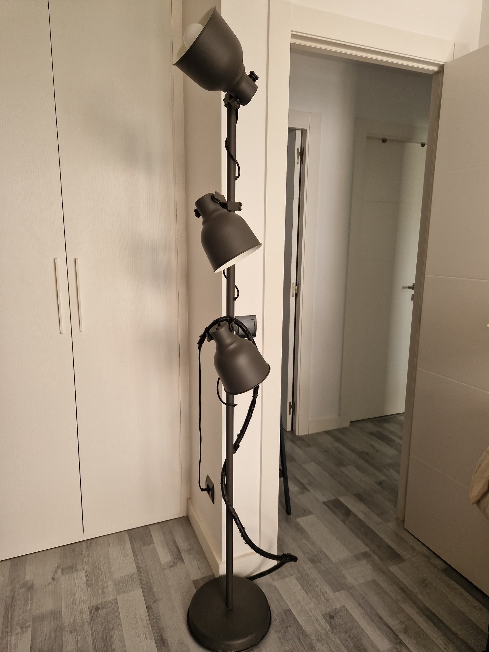 HEKTAR llum de peu amb 3 focus, gris fosc