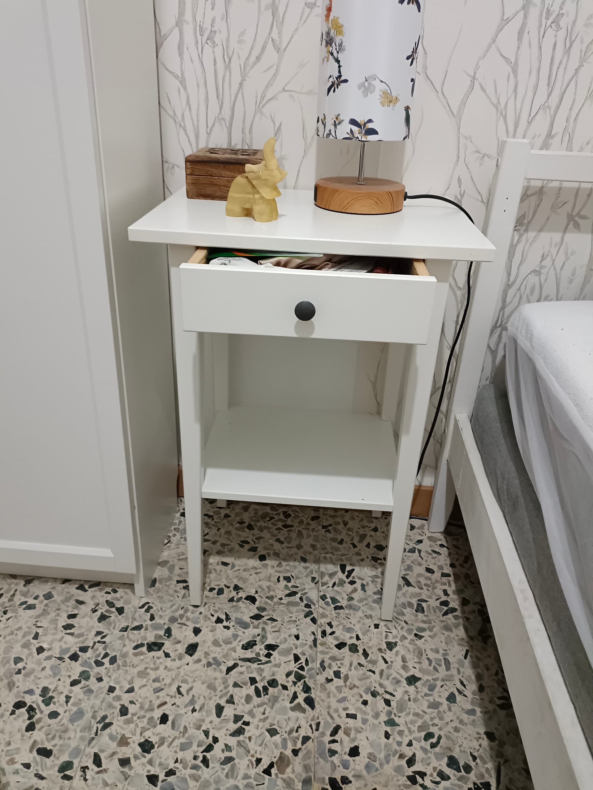 HEMNES tauleta de nit, verd grisenc/tint marró clar, 46x35 cm
