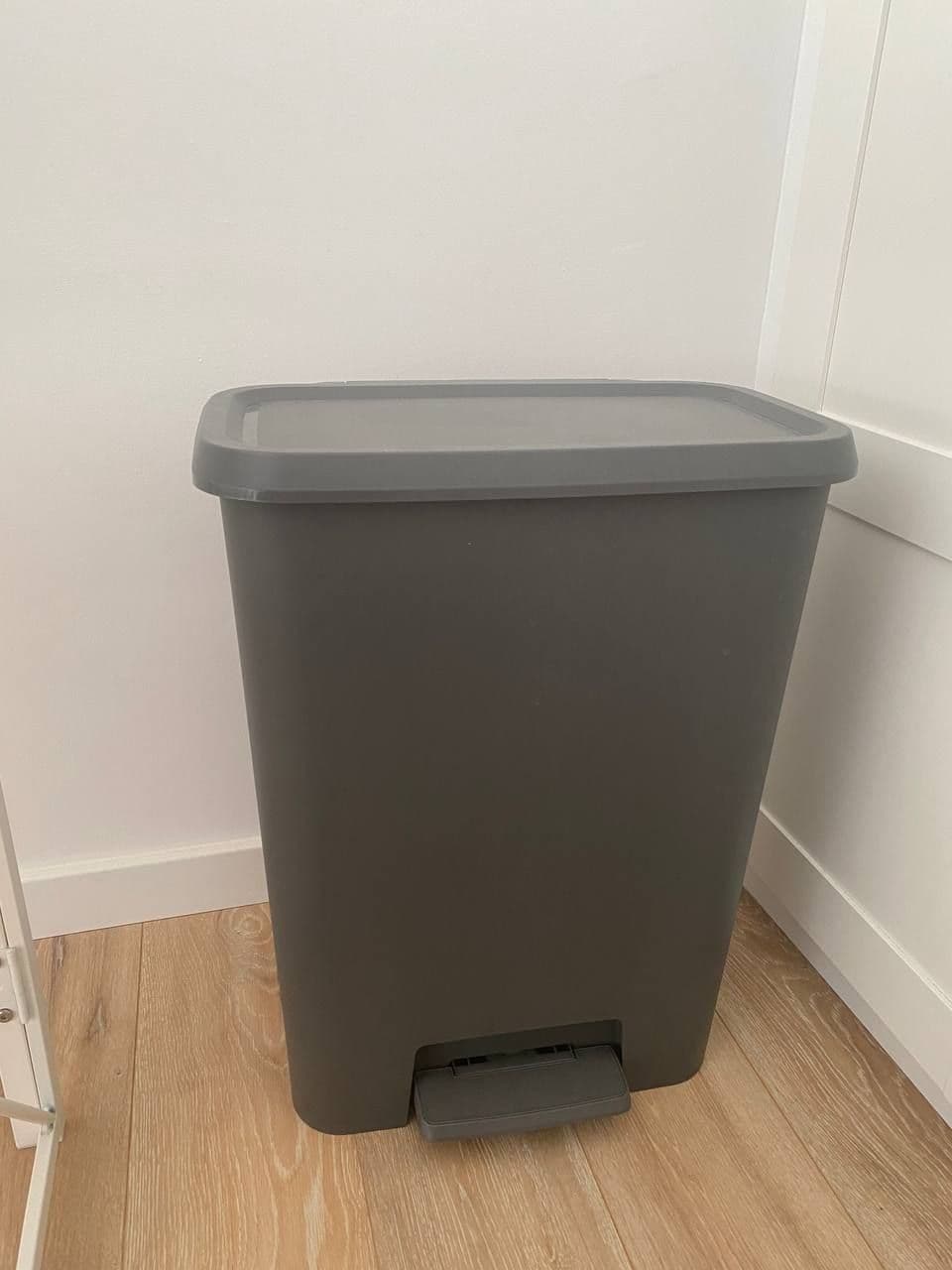 KNÖCKLA cubo de basura pedal, gris oscuro, 50 l