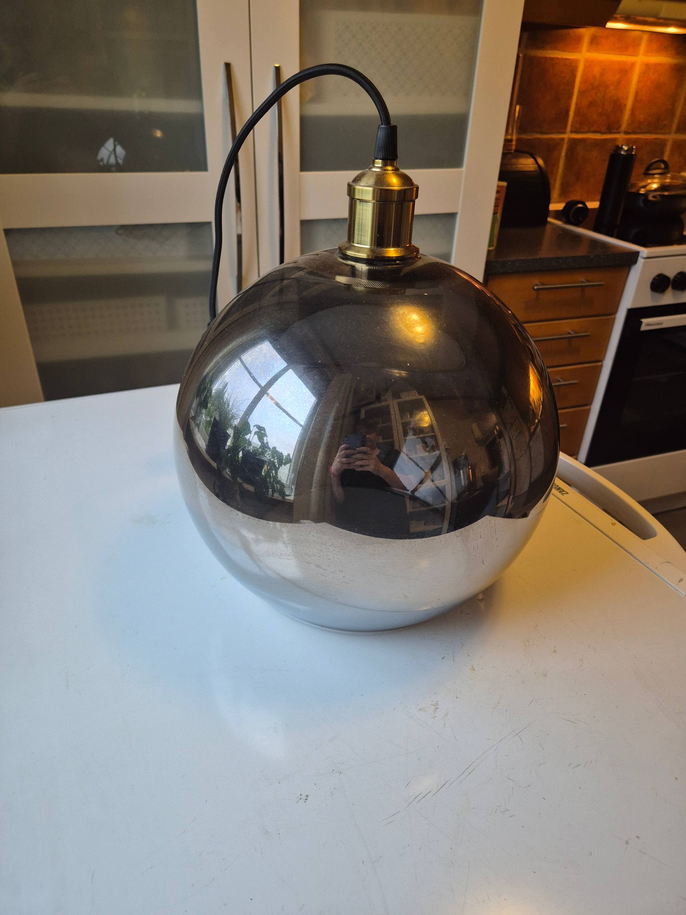 JAKOBSBYN / JÄLLBY taklampe, røkfarget glass/messingbelagt