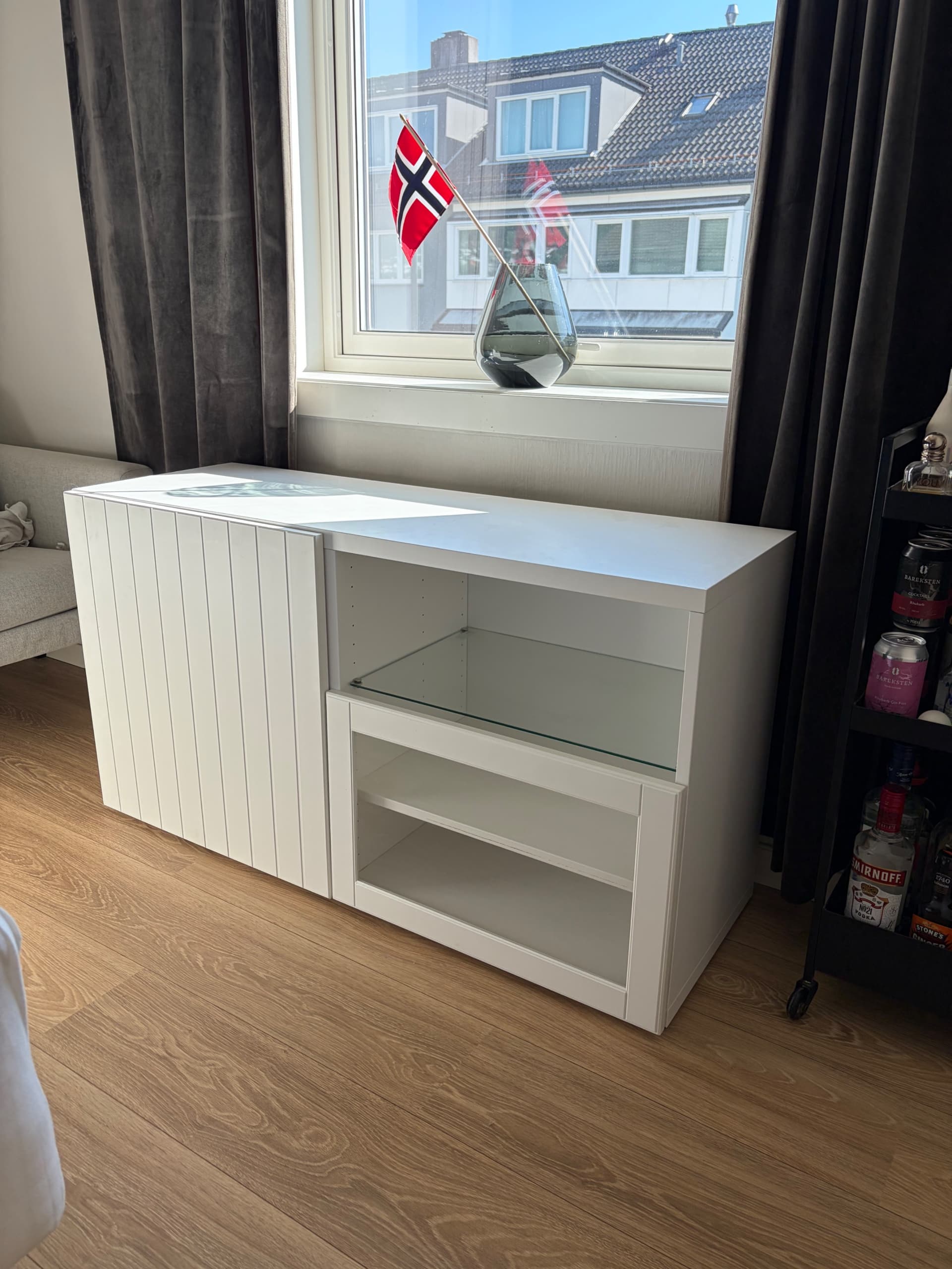 BESTÅ TV-benk med dører, hvit/Förvaltare hvit, 120x42x74 cm