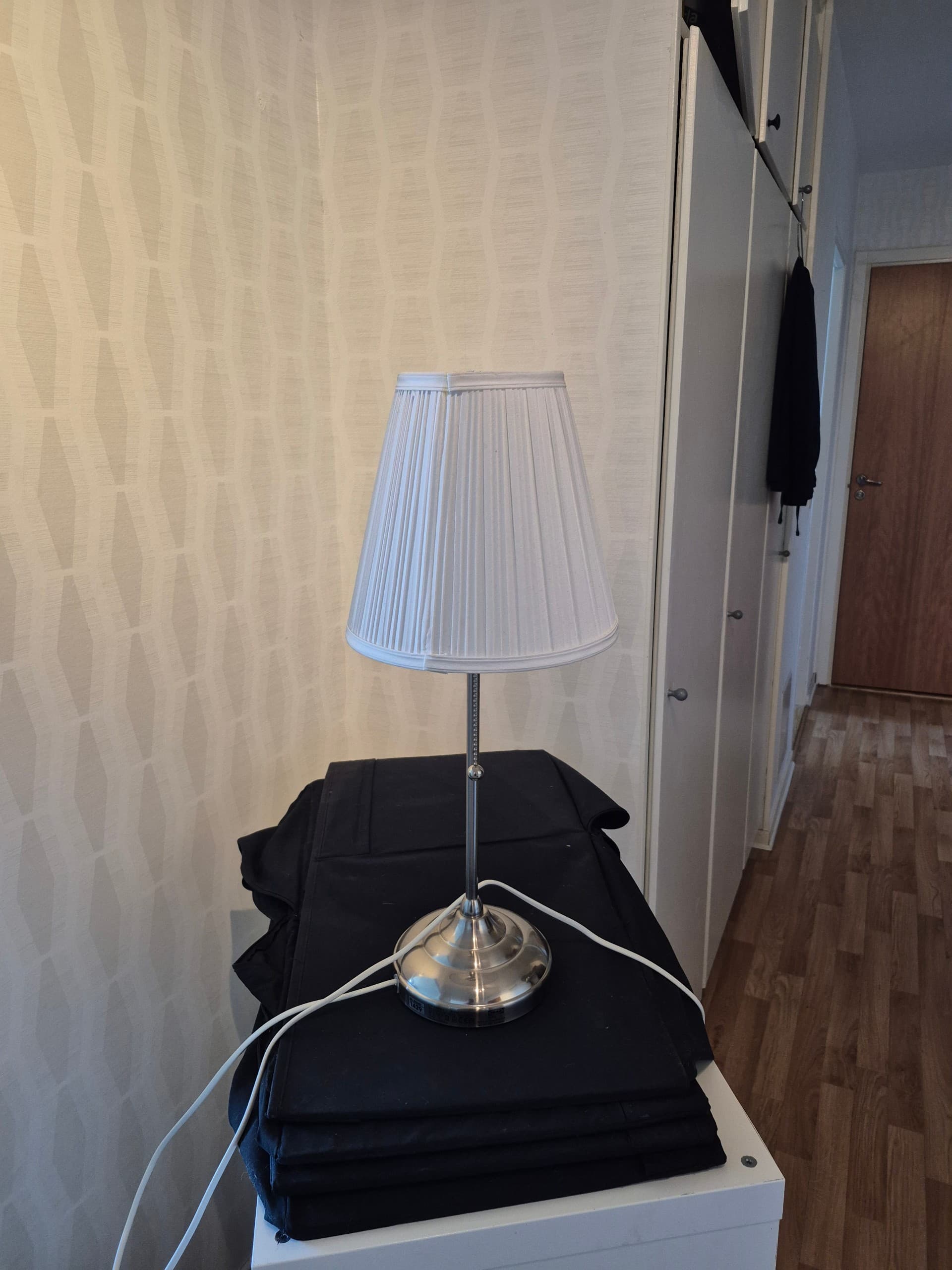 ÅRSTID Bordslampa, förnicklad, vit