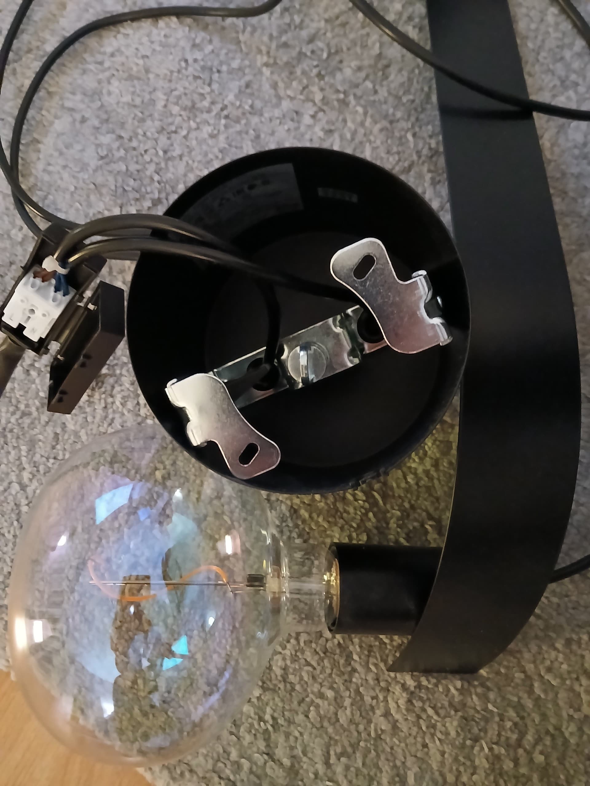 ACKJA / MOLNART taklampa med ljuskälla, vågformad svart/klot grå klarglas