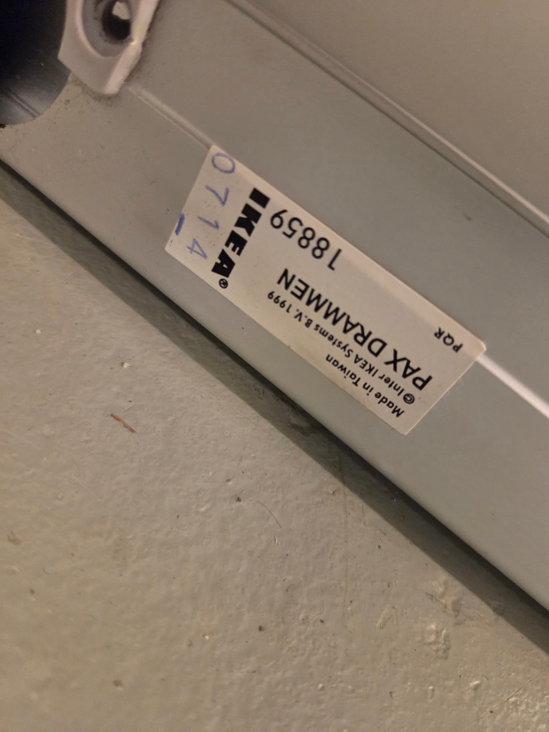 PAX dörrar med gångjärn