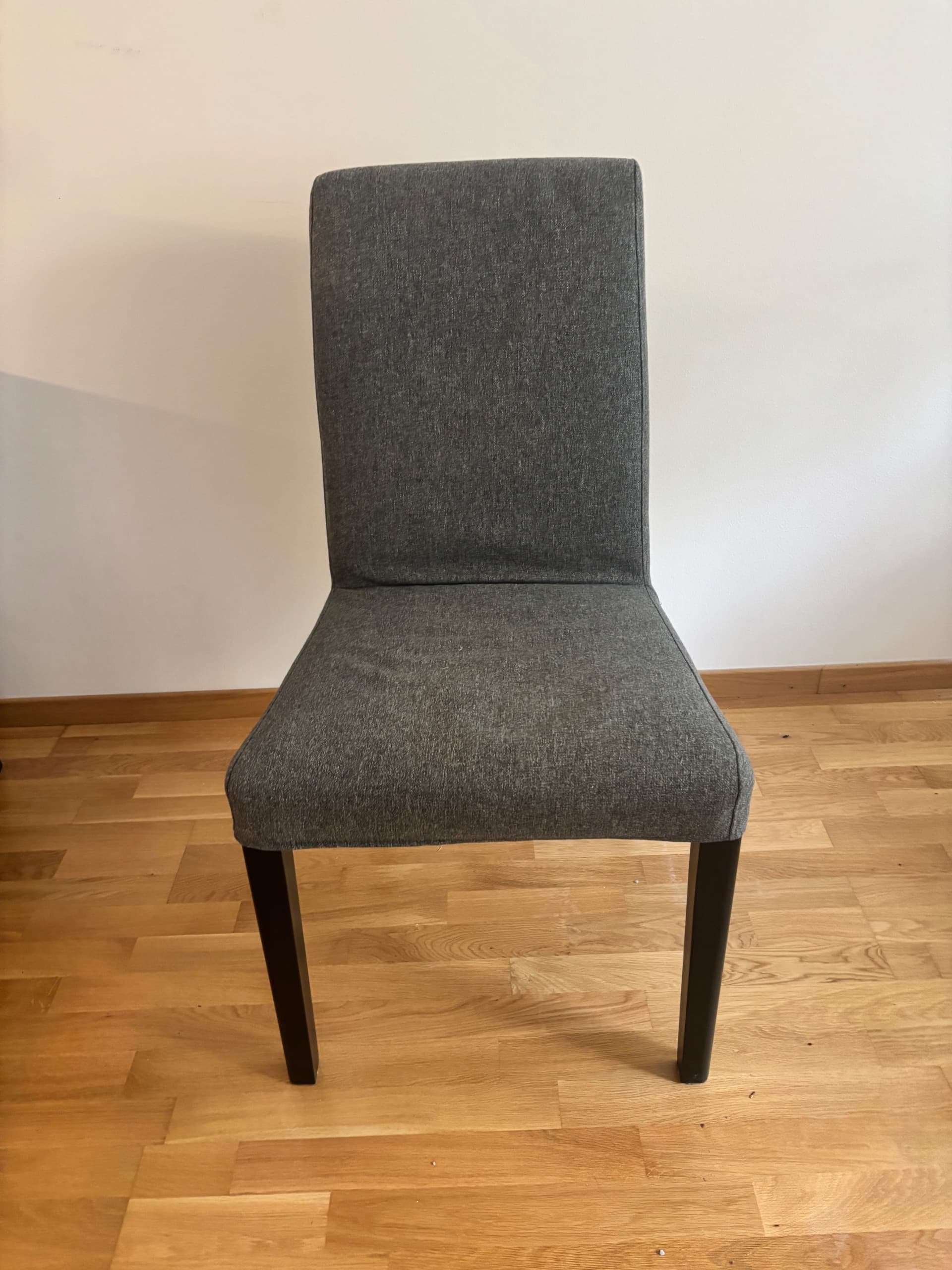 BERGMUND stol, svart/Gunnared mellangrå