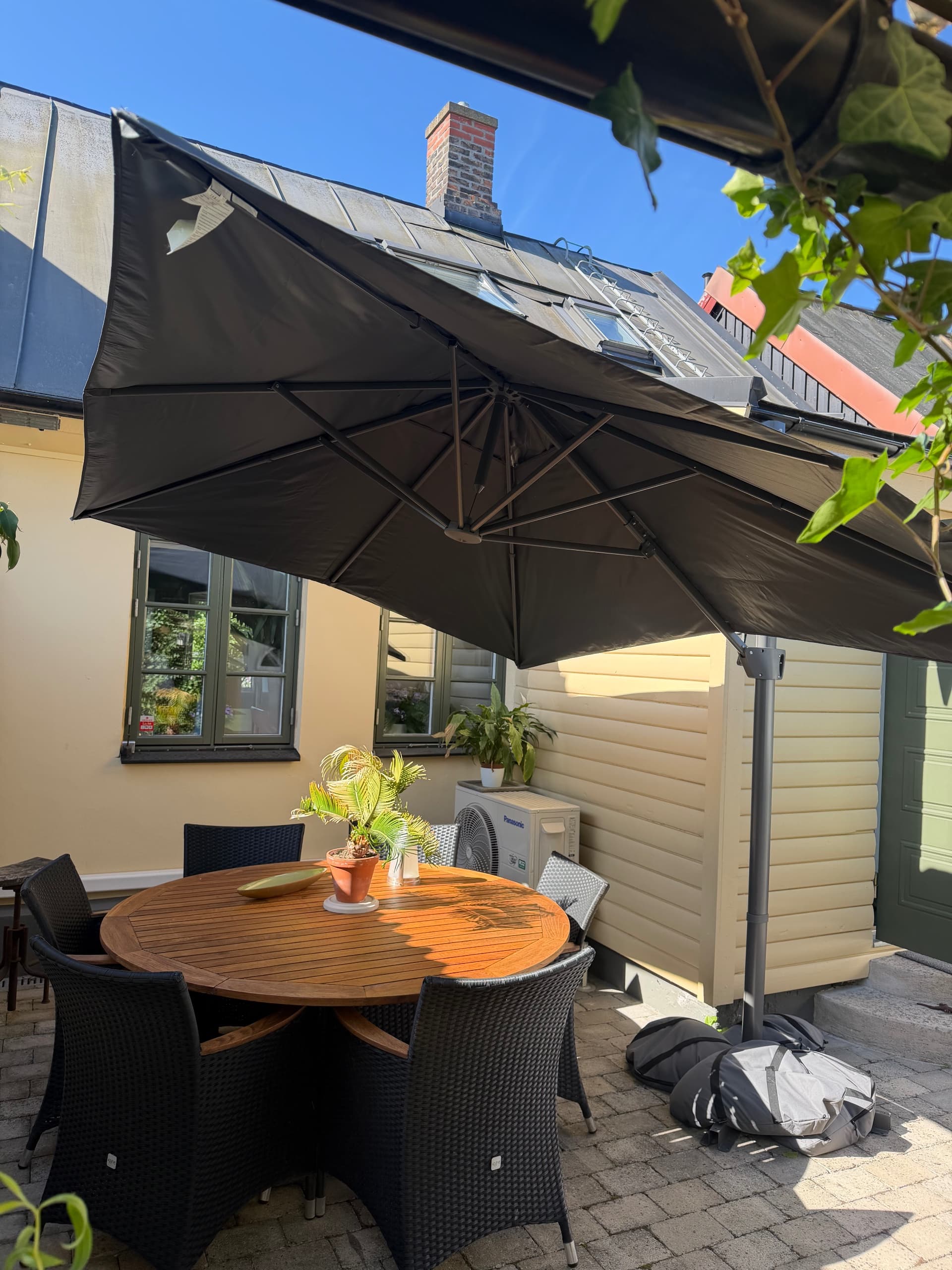 SEGLARÖ / IGGÖN parasol, hanging with base, anthracite/dark grey, 330x240 cm