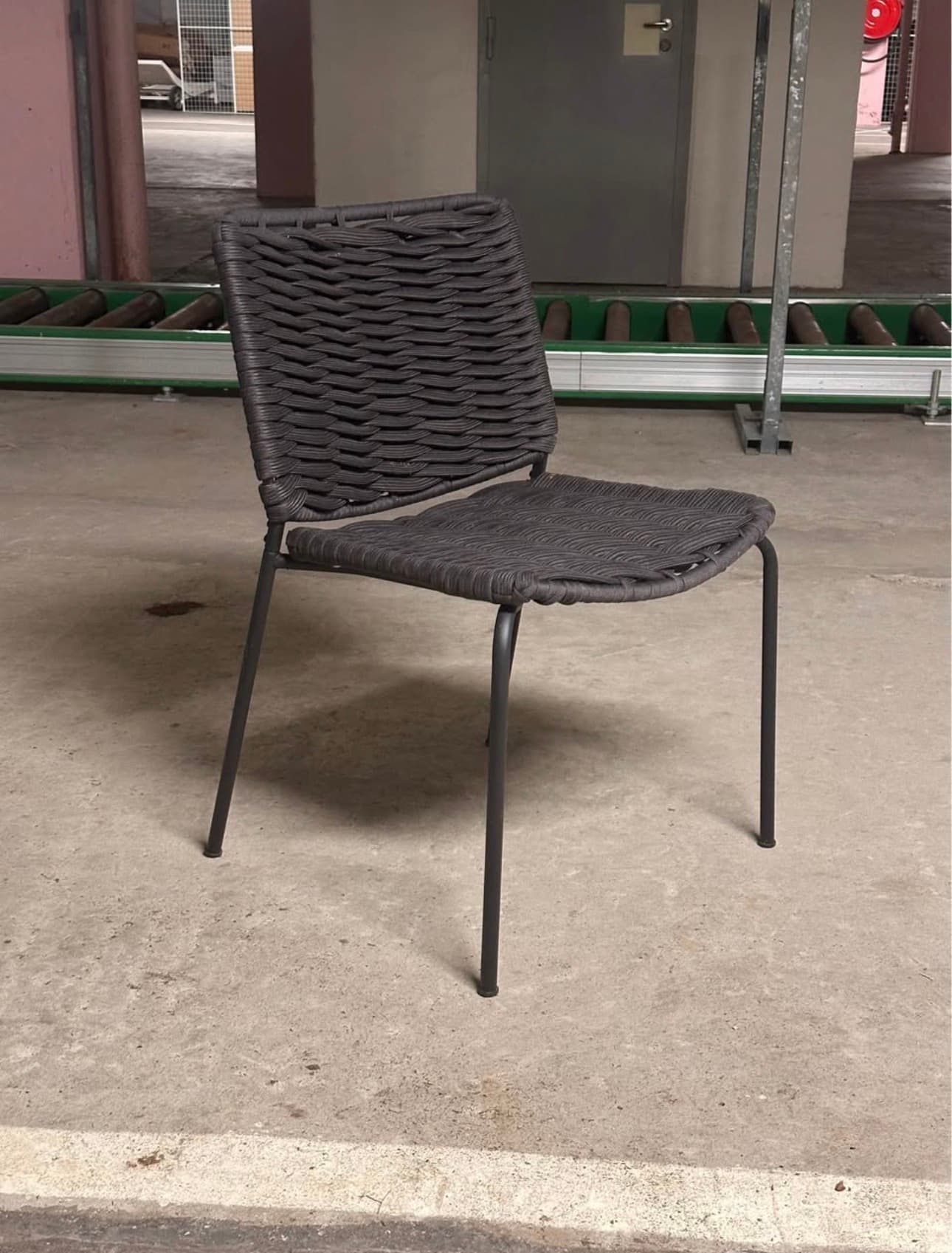 TEGELÖN STOL stol, inom-/utomhus, mörkgrå/svart