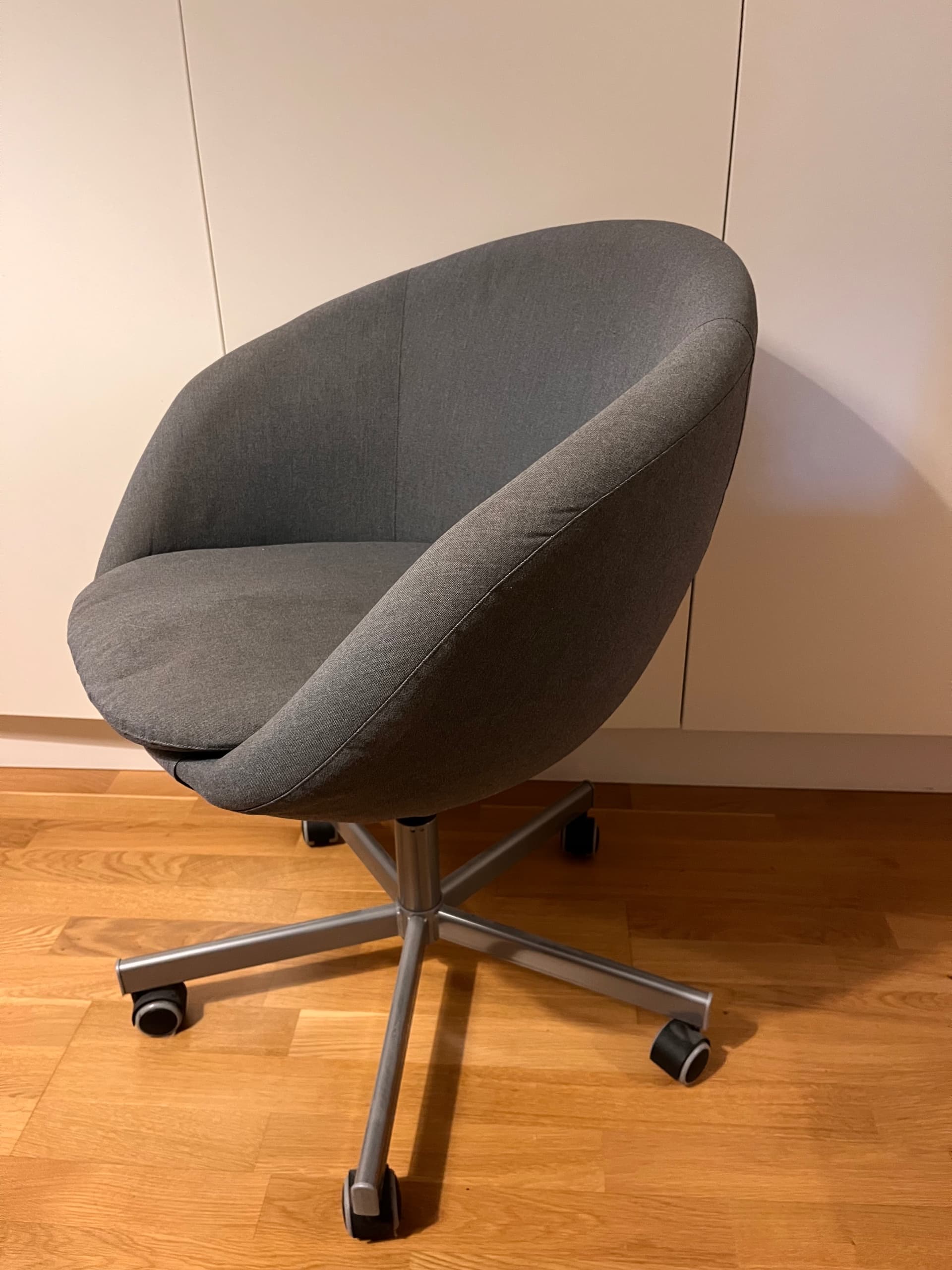 SKRUVSTA swivel chair, Vissle grey