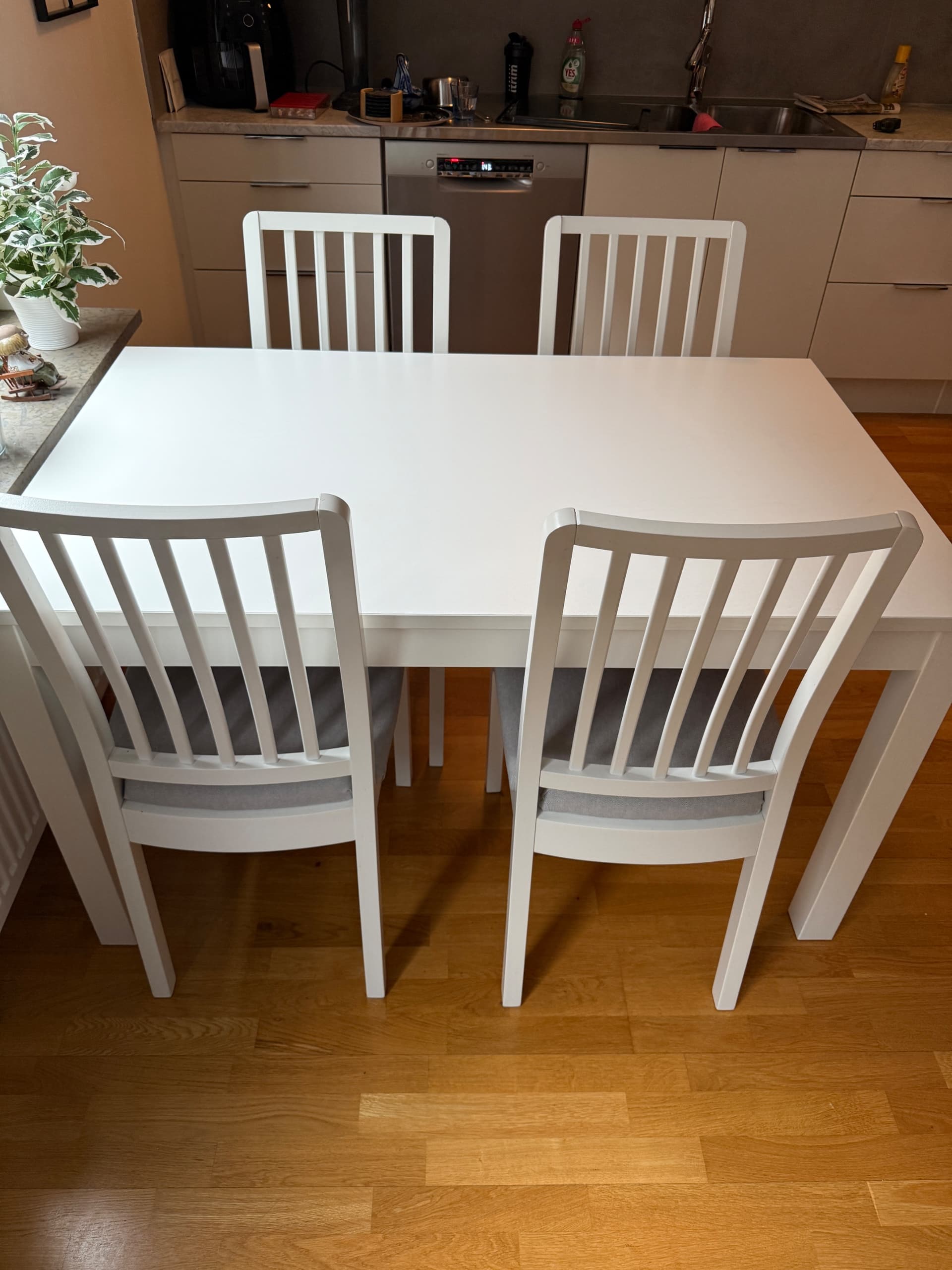 NÄSINGE matgrupp med 4 stolar, vit/beigegrå, 130/190x80 cm
