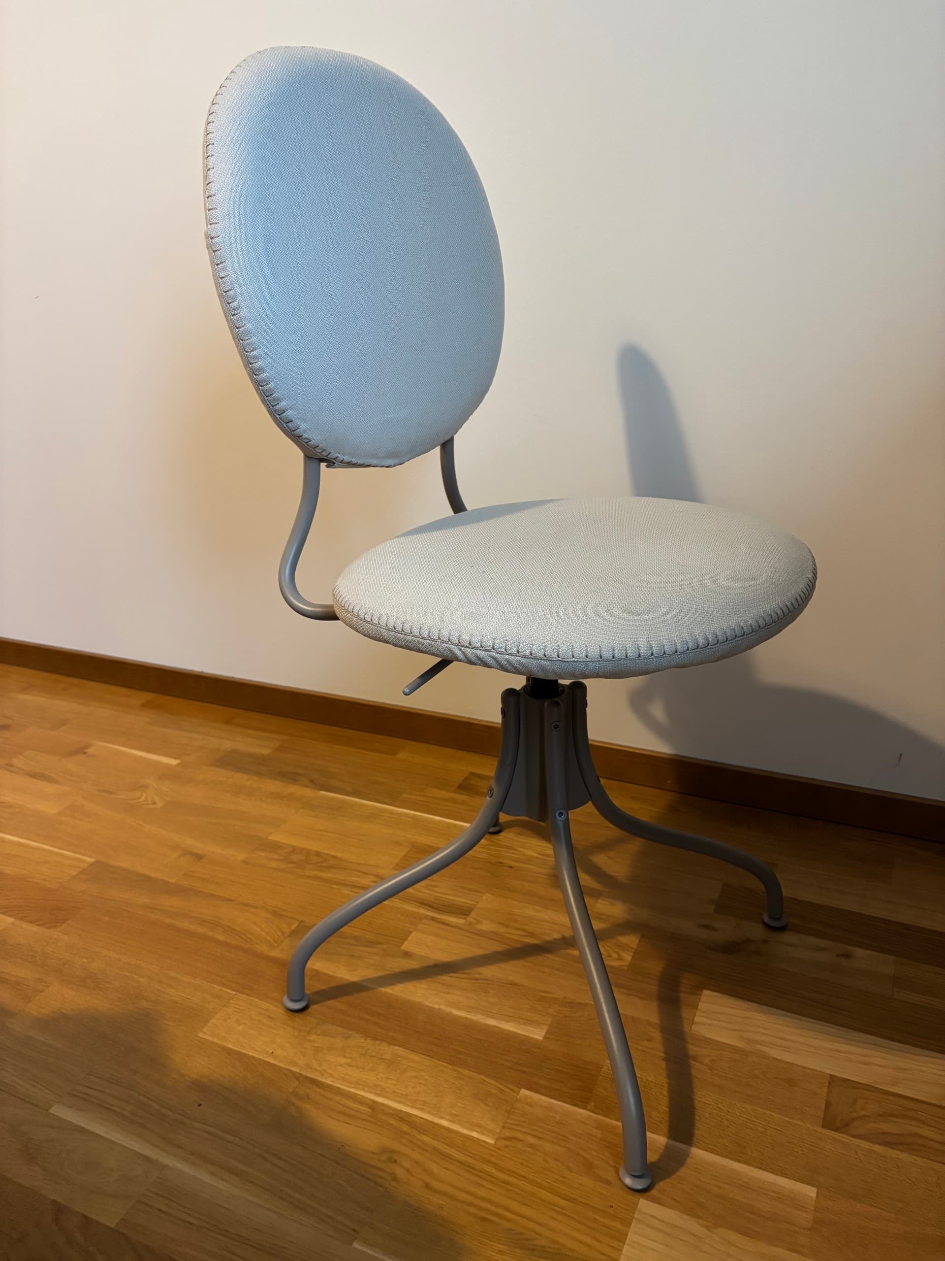 BJÖRKBERGET swivel chair, Idekulla beige