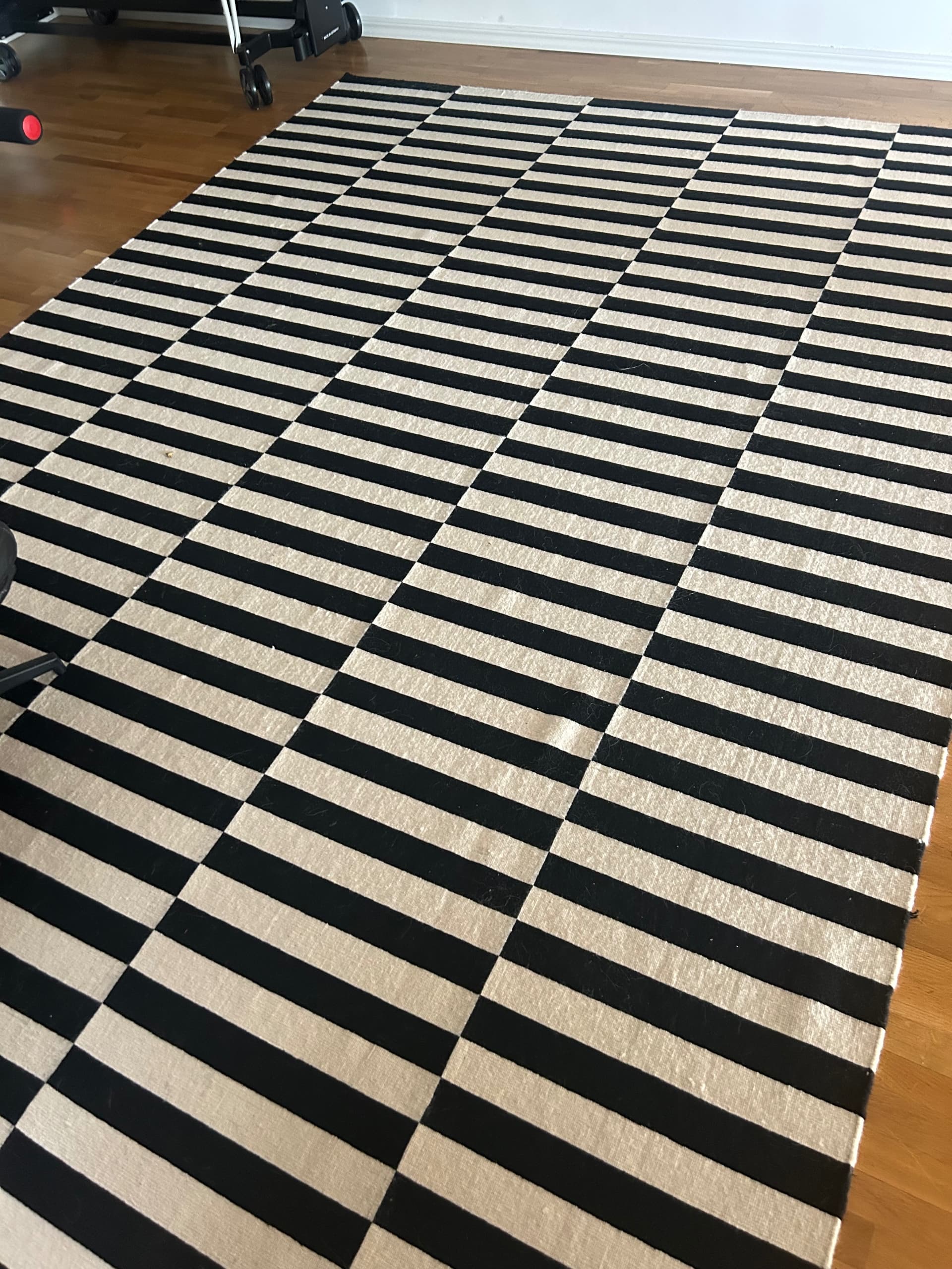 STOCKHOLM matta, slätvävd, handgjord/randig svart/off-white, 250x350 cm
