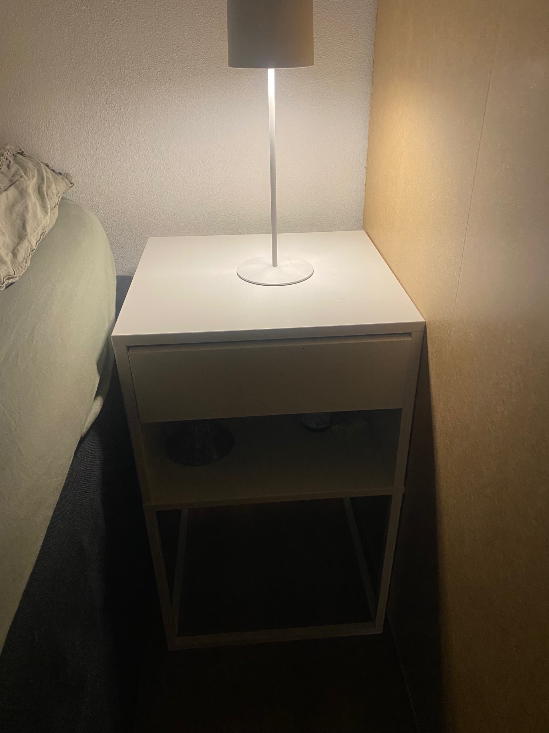 VIKHAMMER bedside table, white