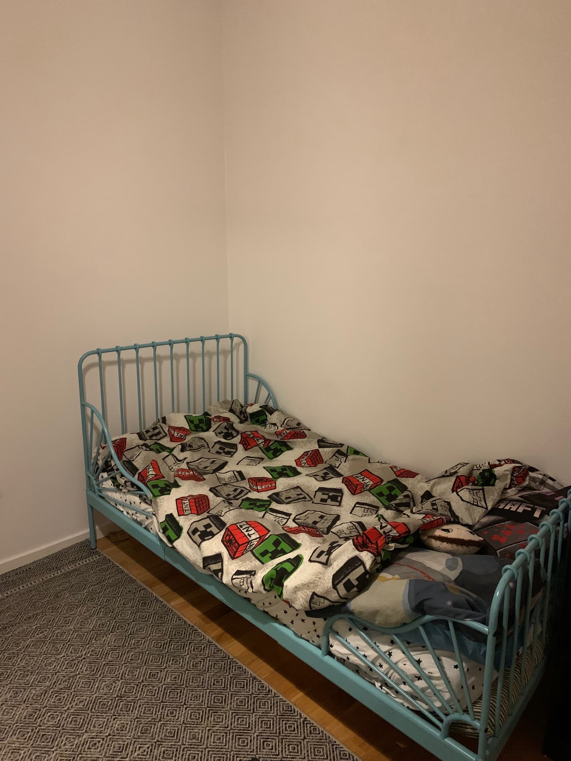 MINNEN utdragbar sängstomme med ribbotten, gråblå, 80x200 cm