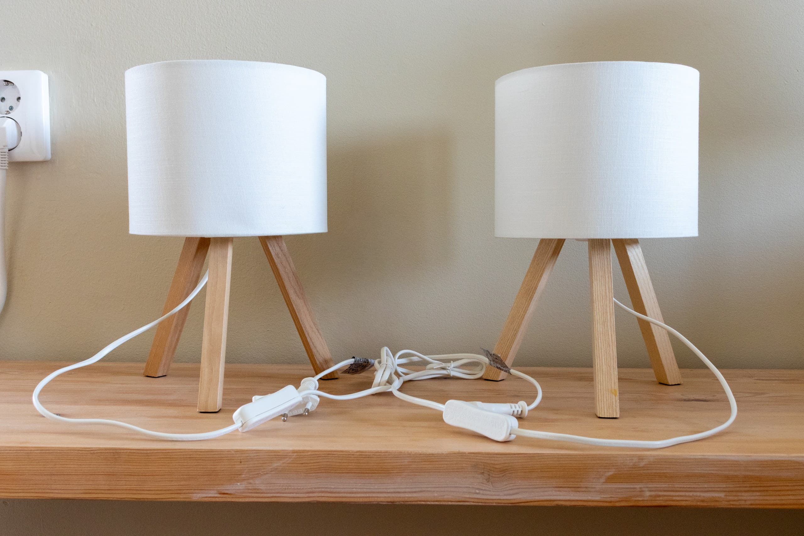 STORSEGEL bordslampa, ask/vit