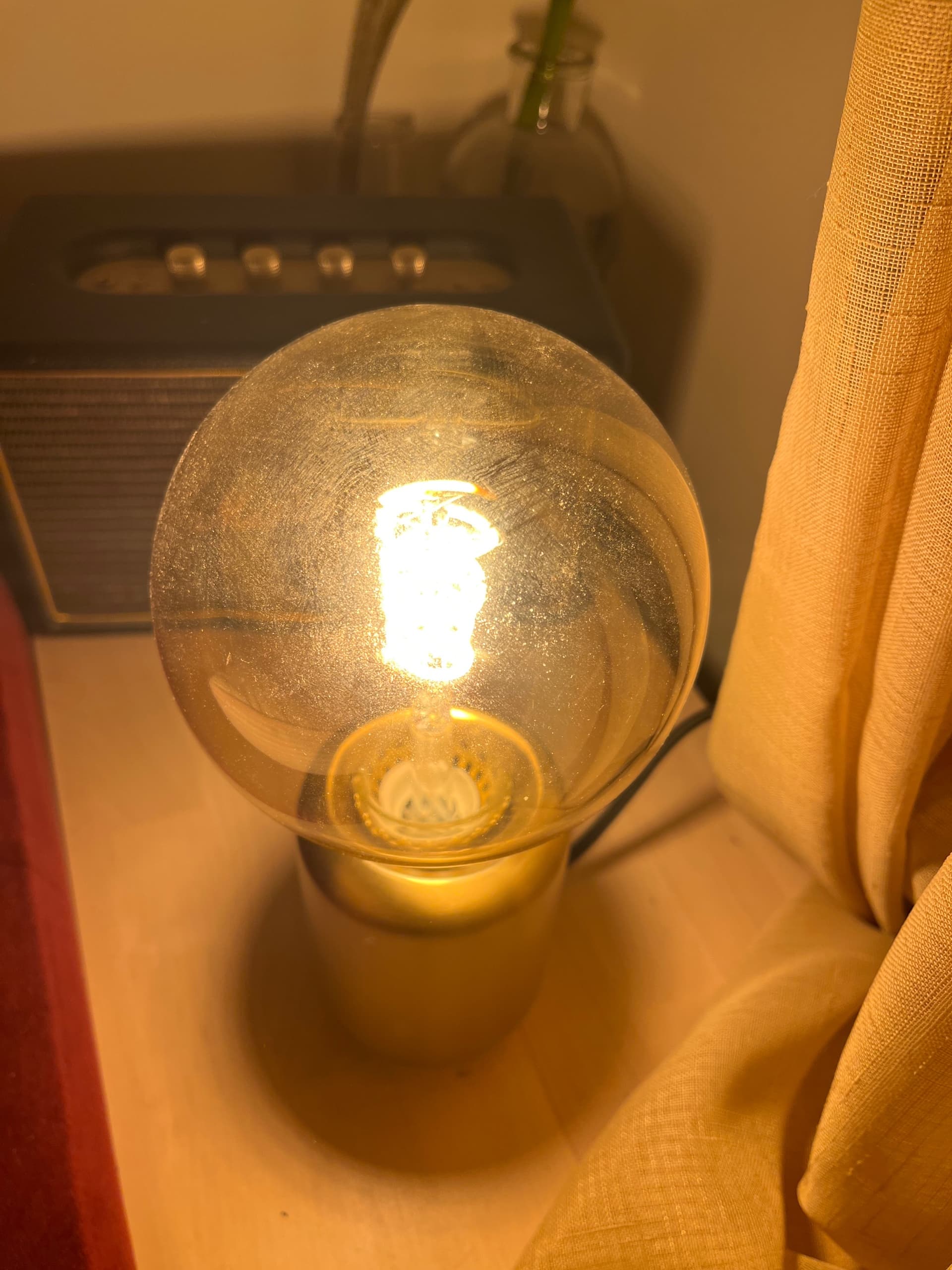 MARKFROST / MOLNART bordslampa med ljuskälla, marmor svart/klot brun klarglas