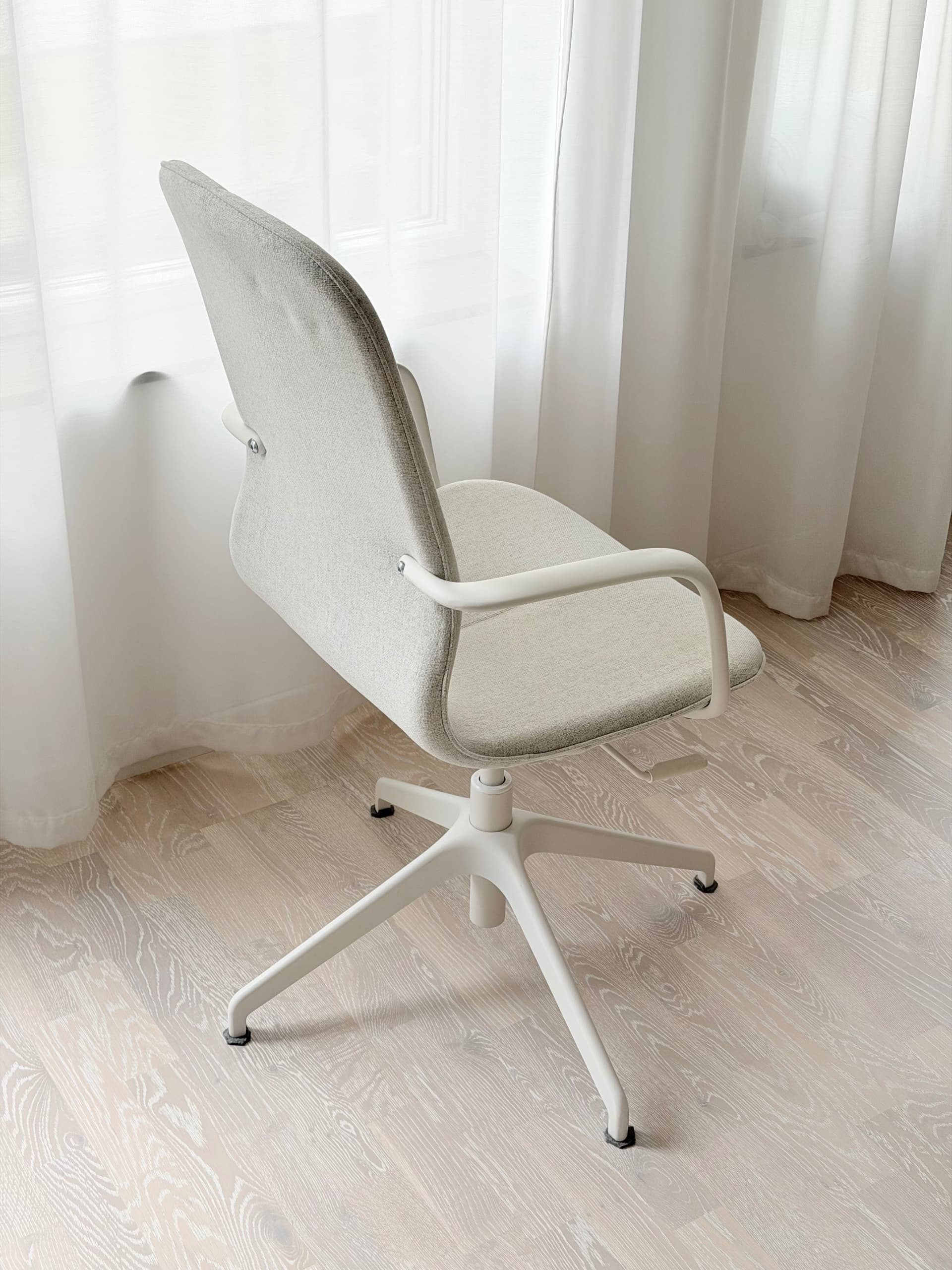 LÅNGFJÄLL konferensstol med armstöd, Gunnared beige/vit