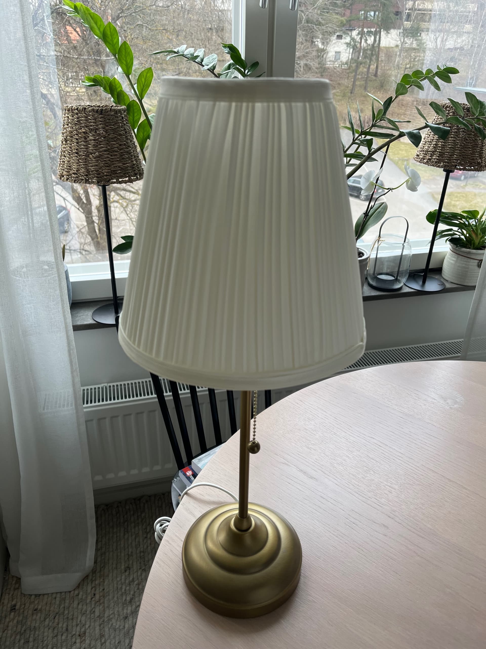 ÅRSTID bordslampa, mässing/vit