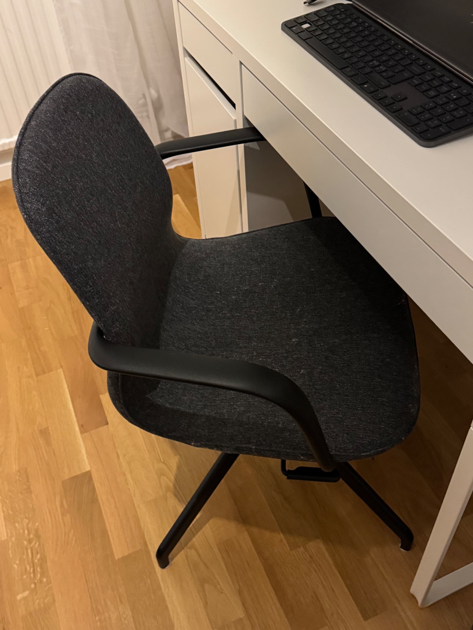 LÅNGFJÄLL konferensstol med armstöd, Gunnared mörkgrå/svart