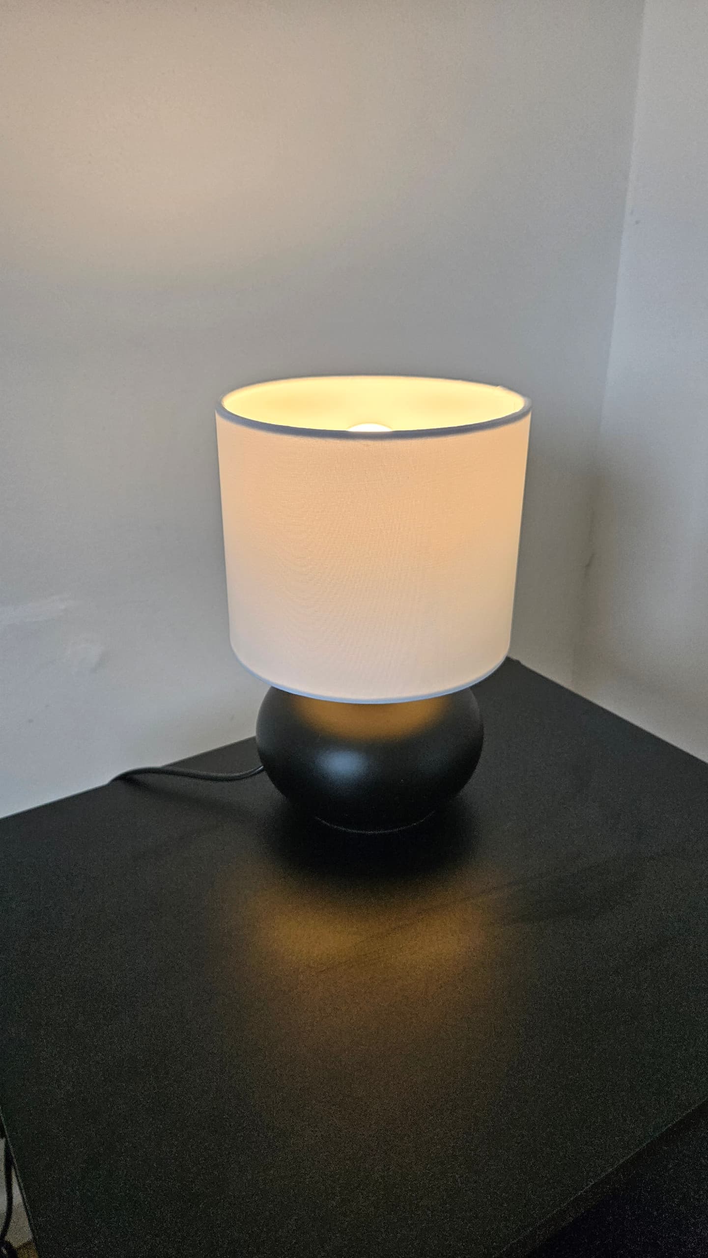 TVÄRFOT Bordslampa, svart, vit
