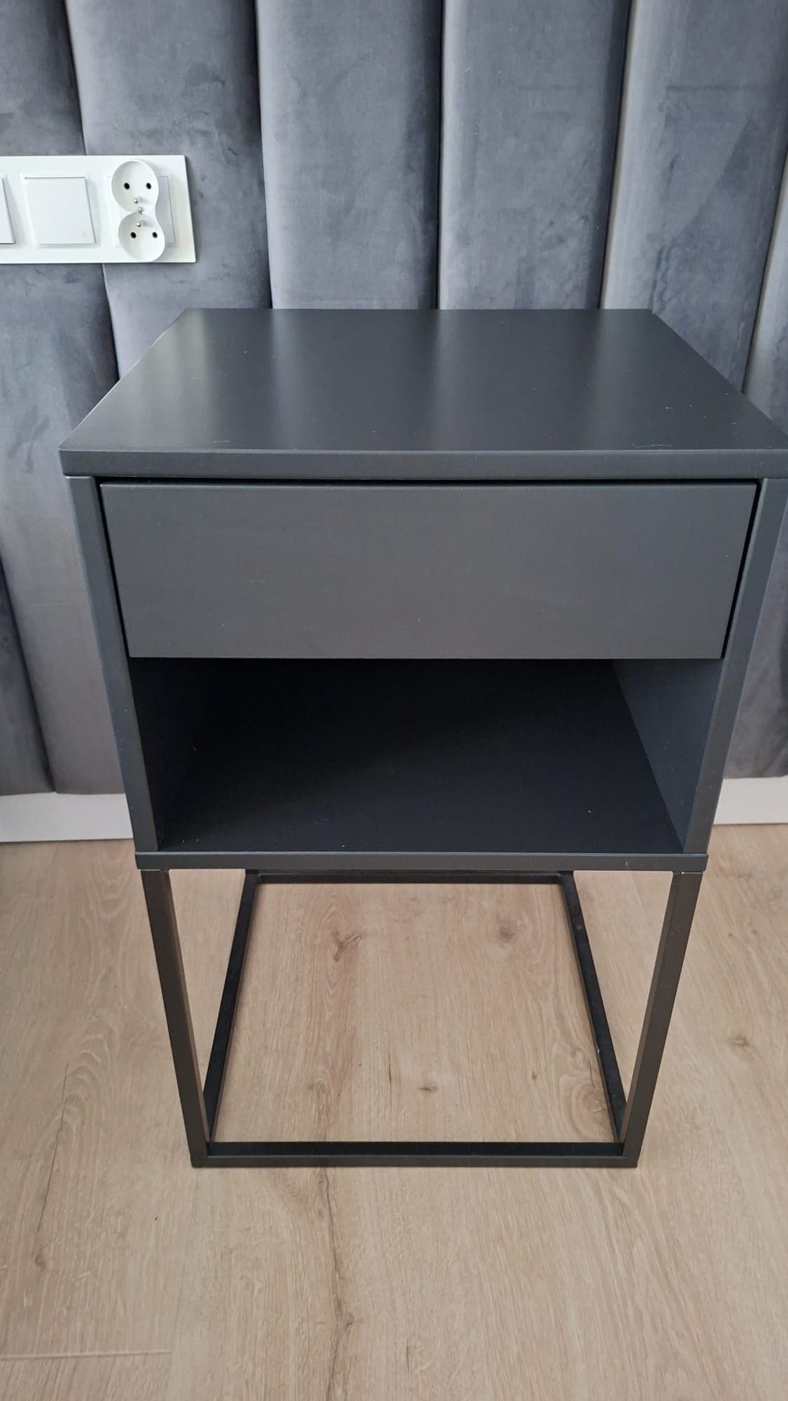 VIKHAMMER stolik nocny, czarny, 40x39 cm
