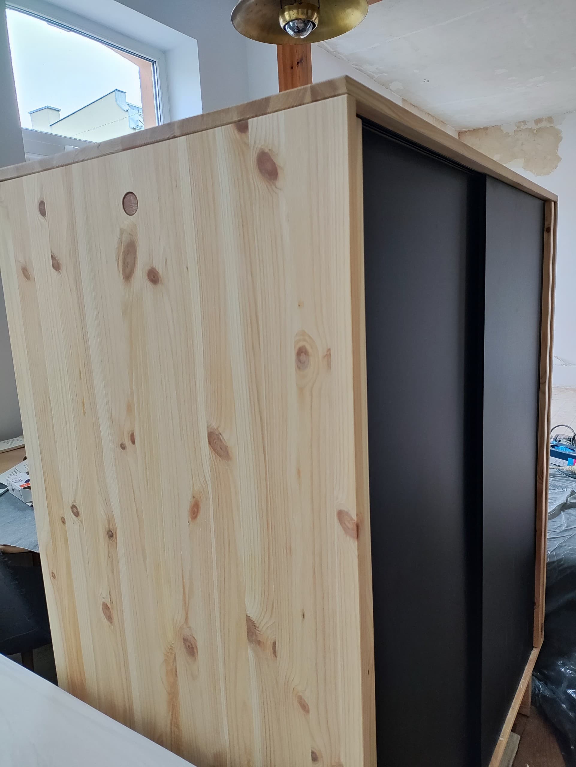 GLAMBERGET SZAFA szafa z 3 drzwi przesuwnych, sosna/czarny, 117x63x150 cm