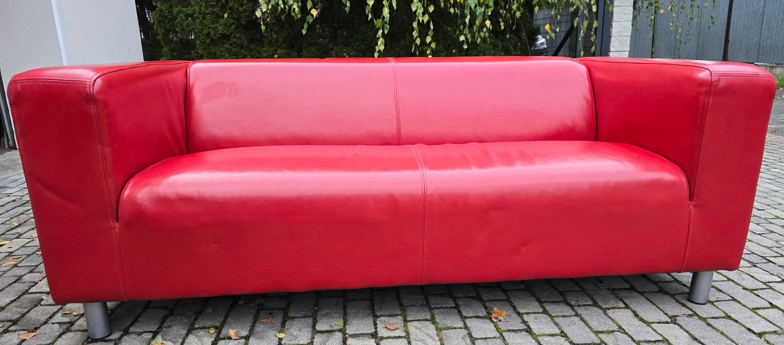 Czerwona sofa ze skóry ekologicznej 