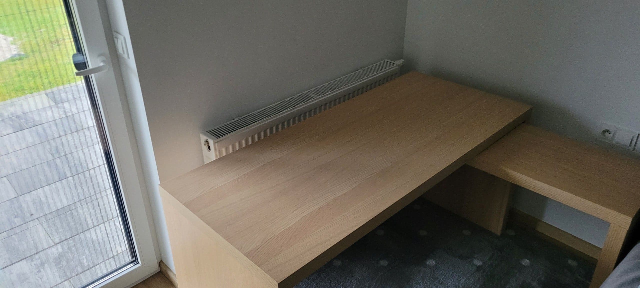 MALM biurko z wysuwanym panelem, biały, 151x65 cm