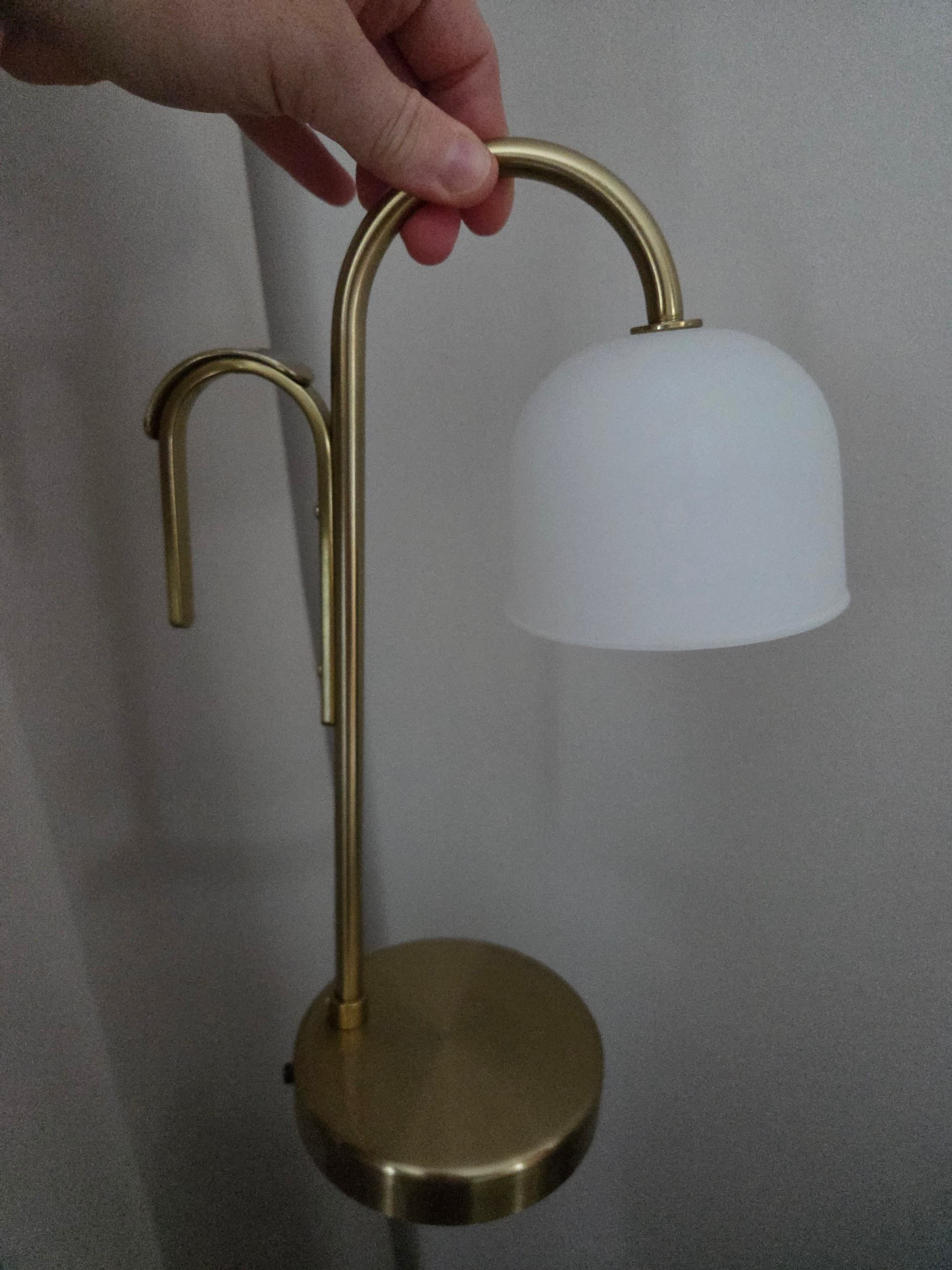 TVÅMASTAD przenośna lampa LED, na baterie mosiądz/opalowa biel szkło