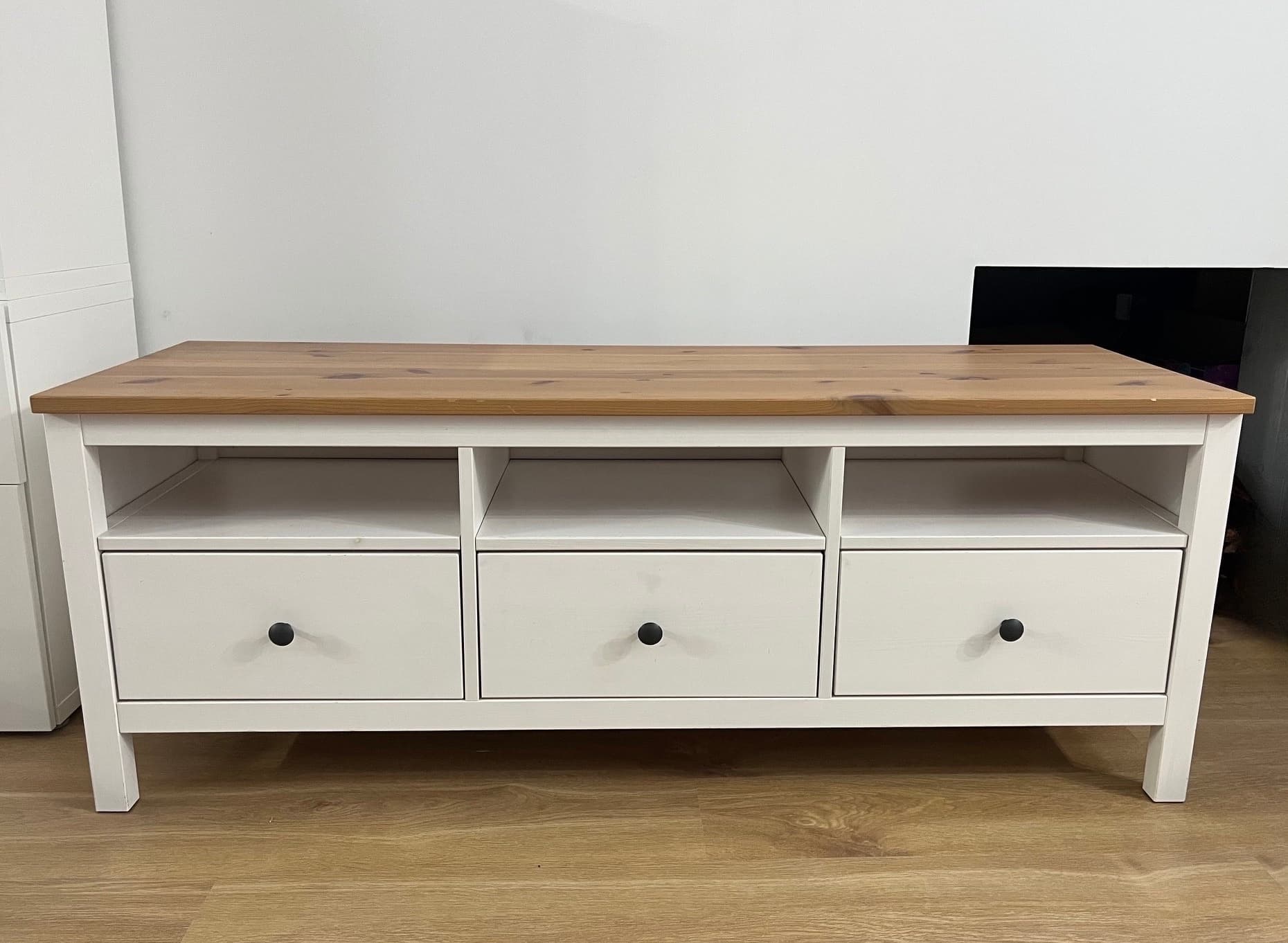 HEMNES SZAFKA POD TV szafka pod TV, biała bejca/jasnobrązowy, 148x47x57 cm