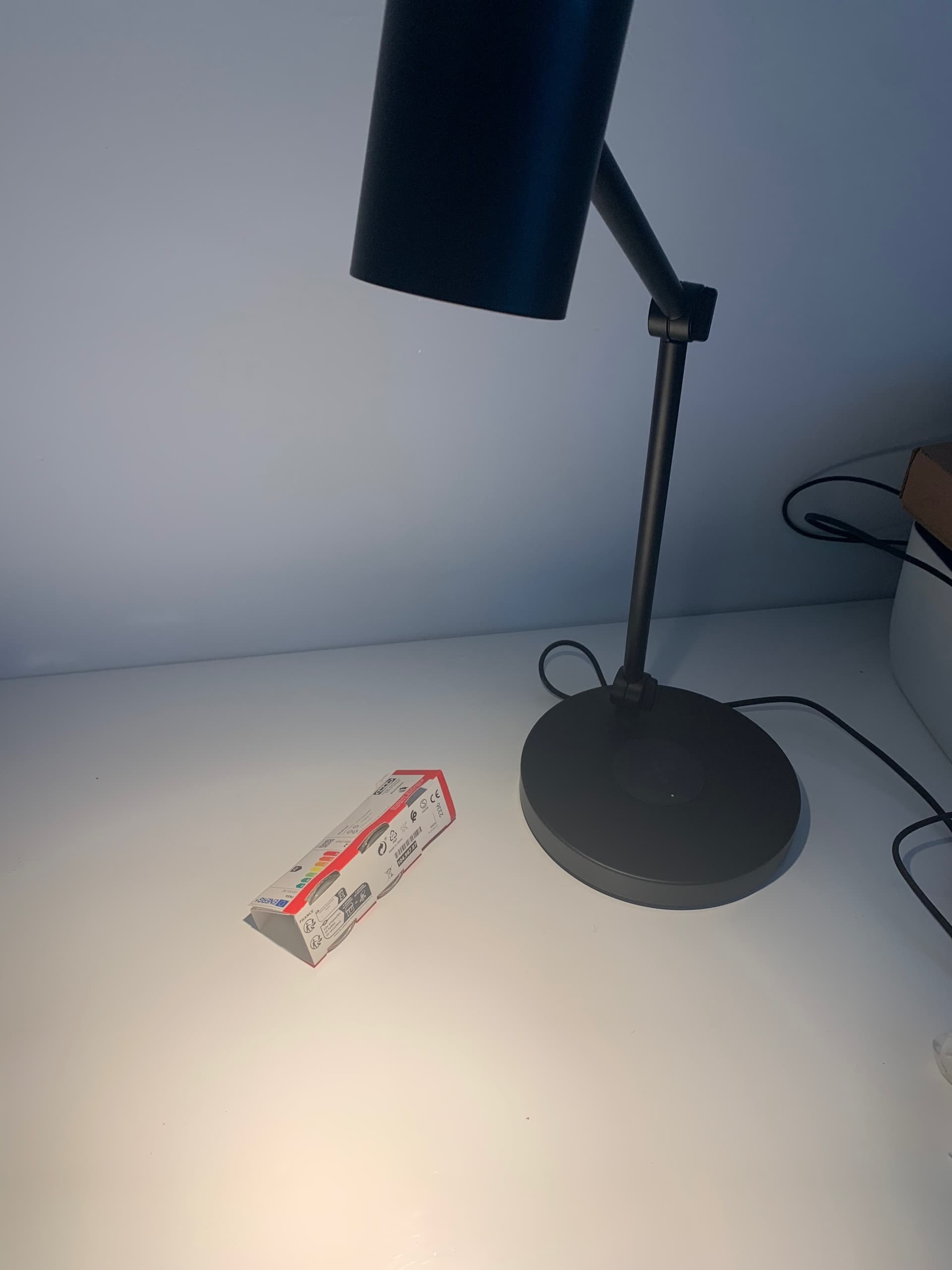 NYMÅNE lampa biurkowa z ładow. indukcyjną, antracyt