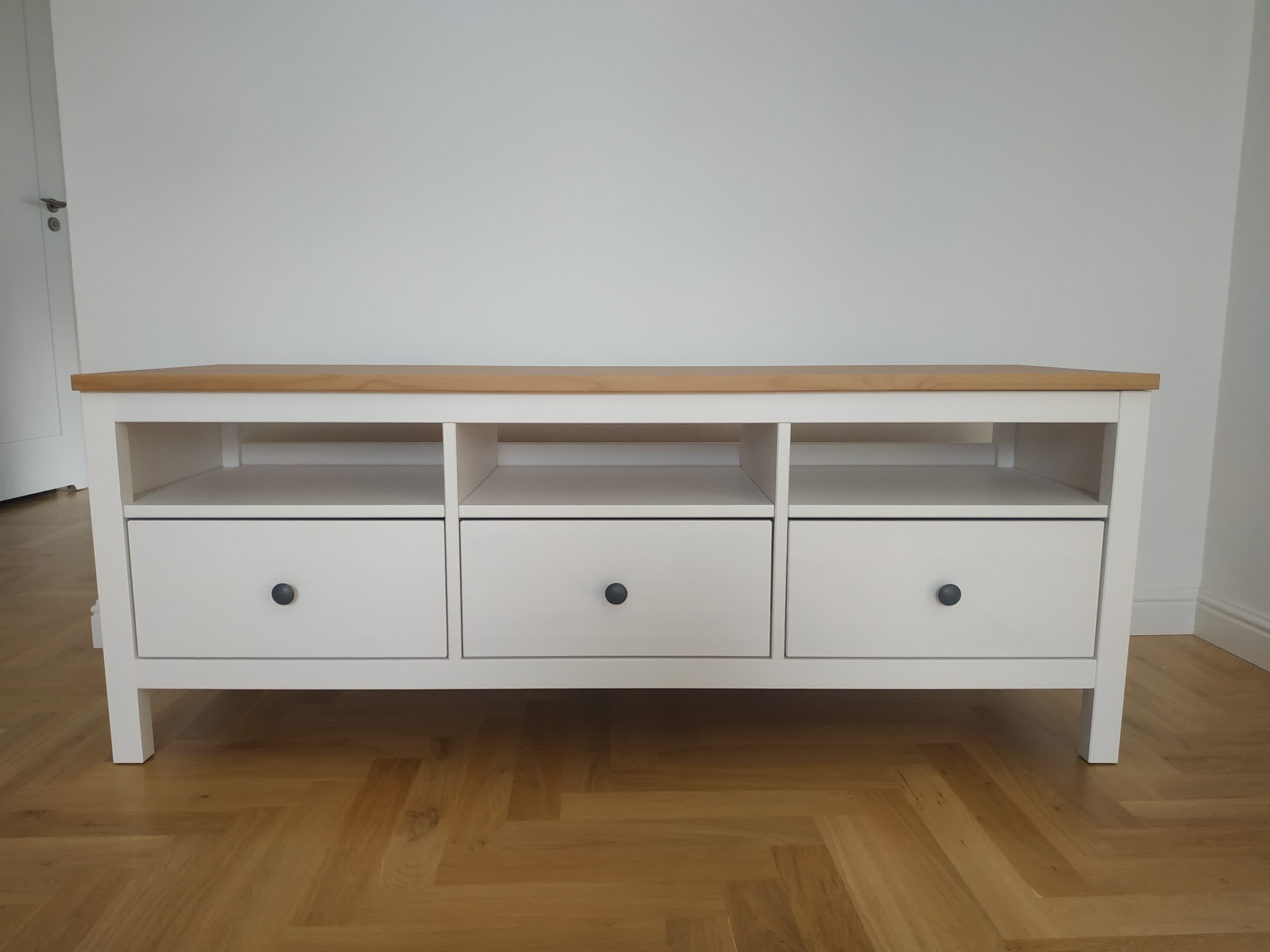 HEMNES szafka pod TV, biała bejca/jasnobrązowy, 148x47x57 cm