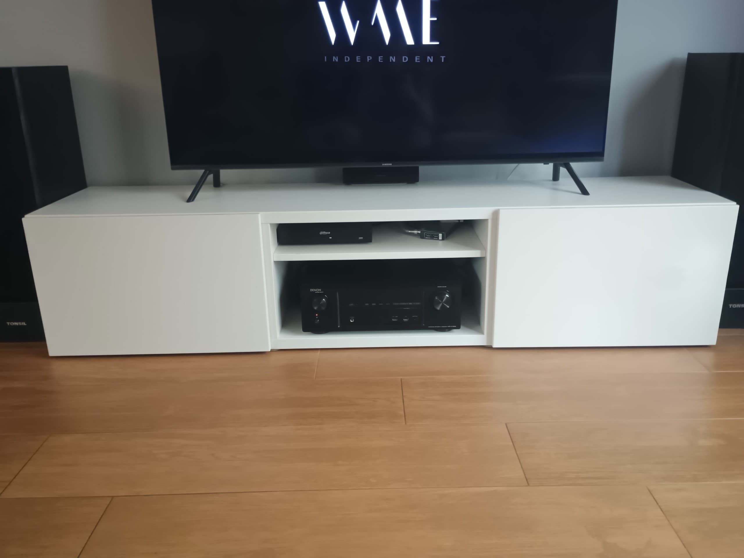 BESTÅ szafka pod TV, biały/Selsviken połysk/biel, 180x42x185 cm