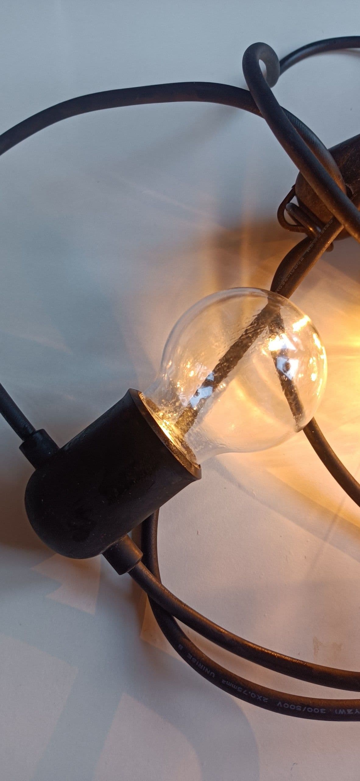 SVARTRÅ girlanda LED, 12 lampek, czarny/na zewnątrz