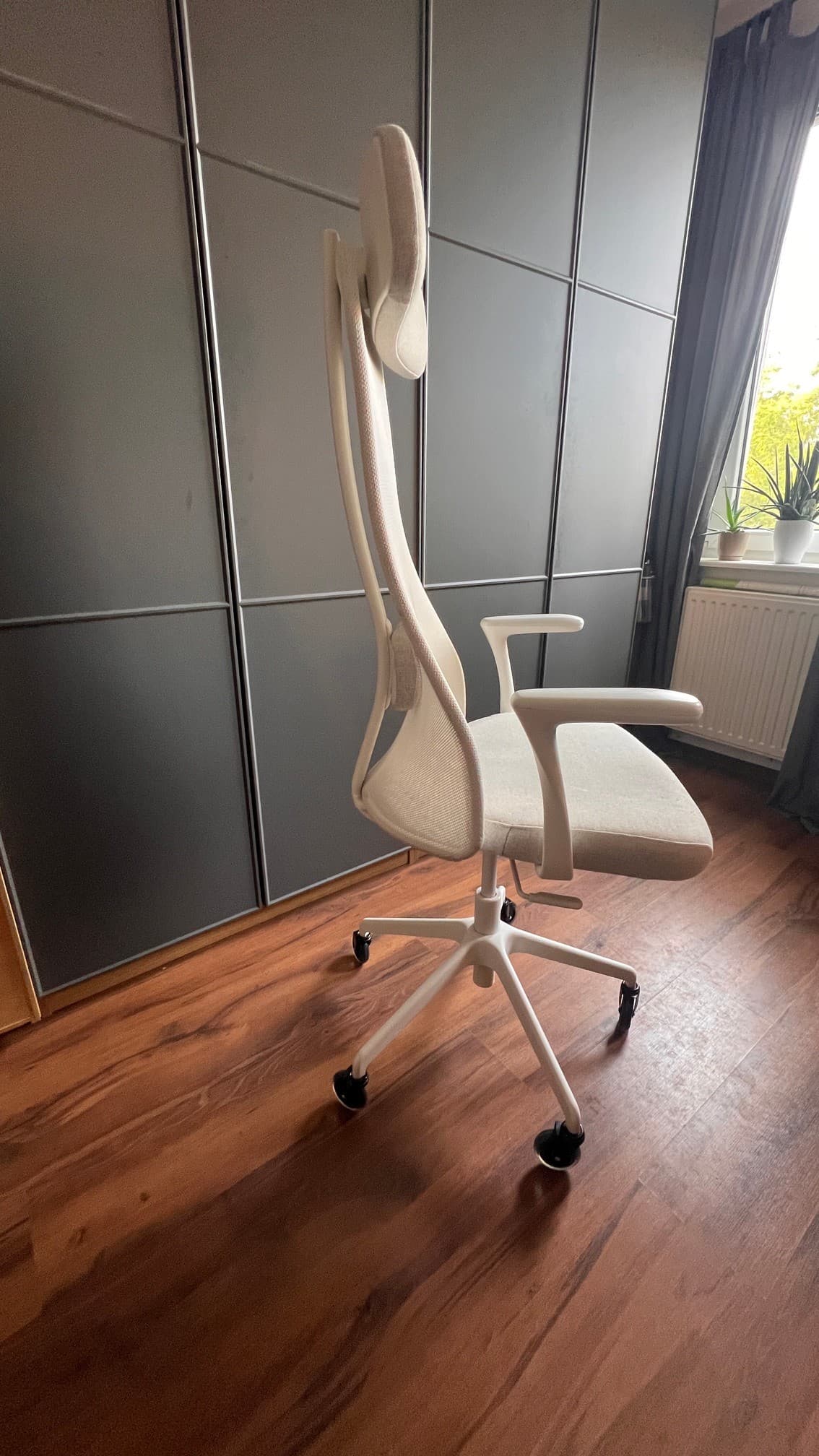 JÄRVFJÄLLET krzesło biurowe z podłokietnikami, Grann biały