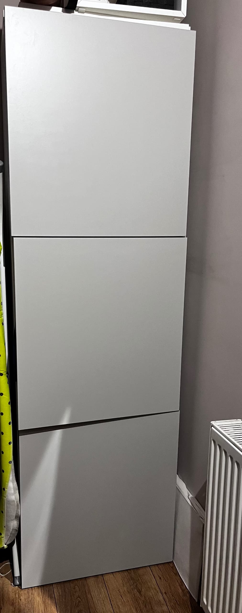 Besta obudowa biała,szare jasne drzwi i witryna