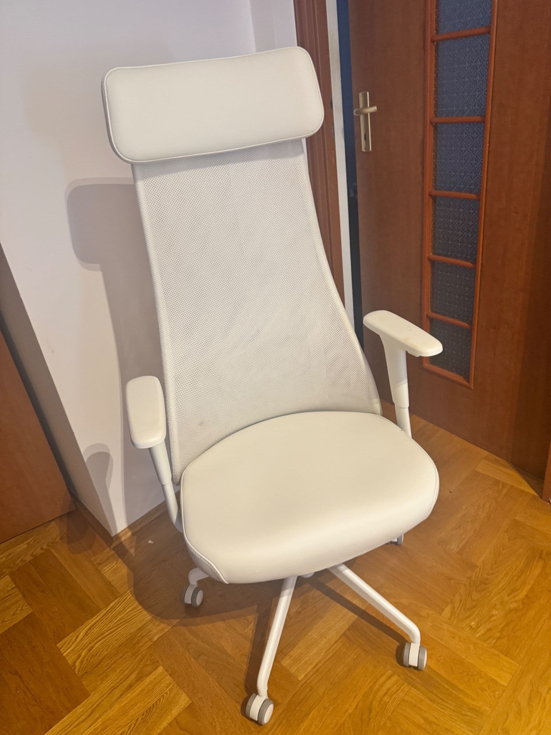 JÄRVFJÄLLET krzesło biurowe z podłokietnikami, Grann biały