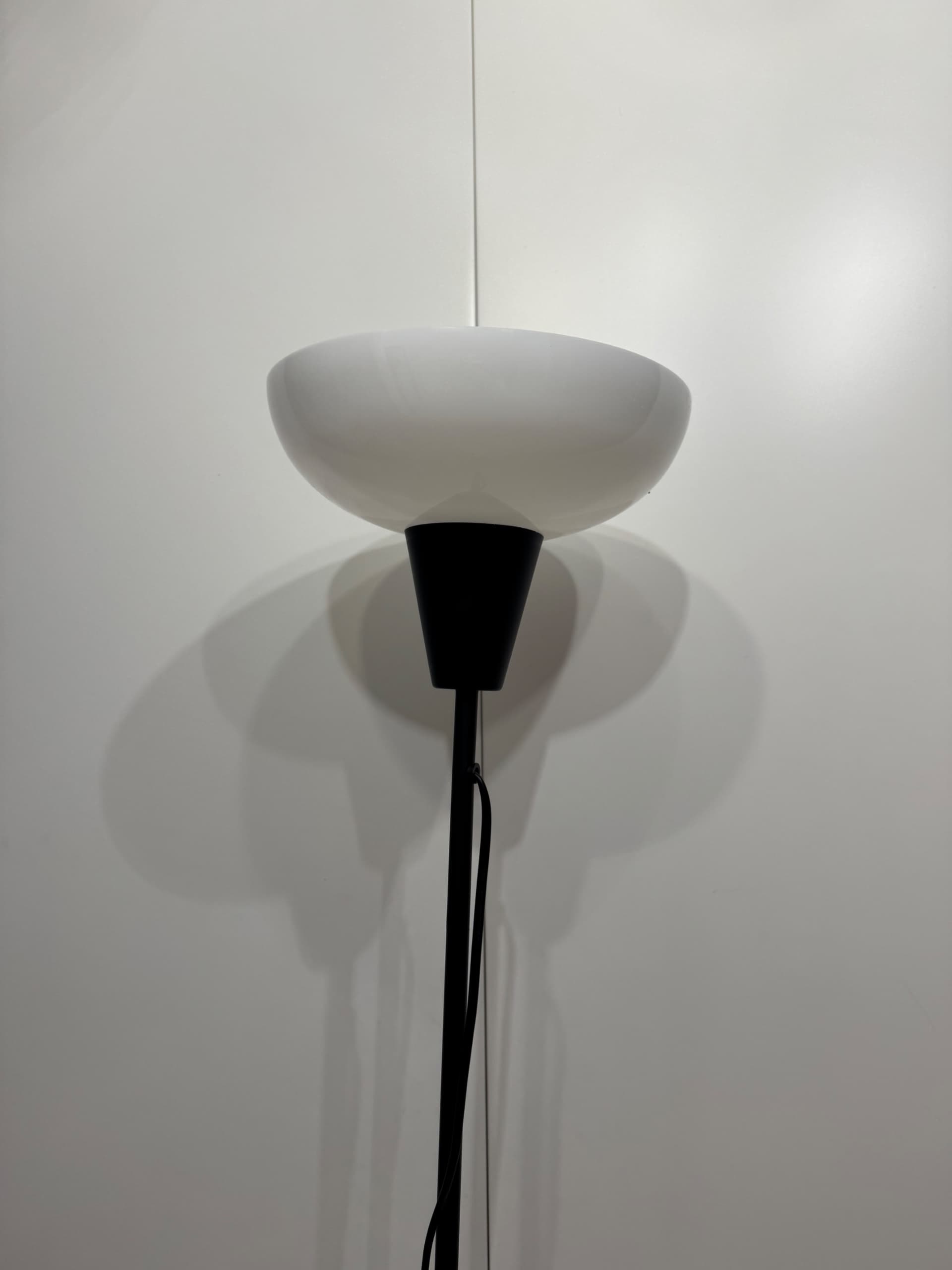 TÅGARP lampa podłogowa, czarny/biały