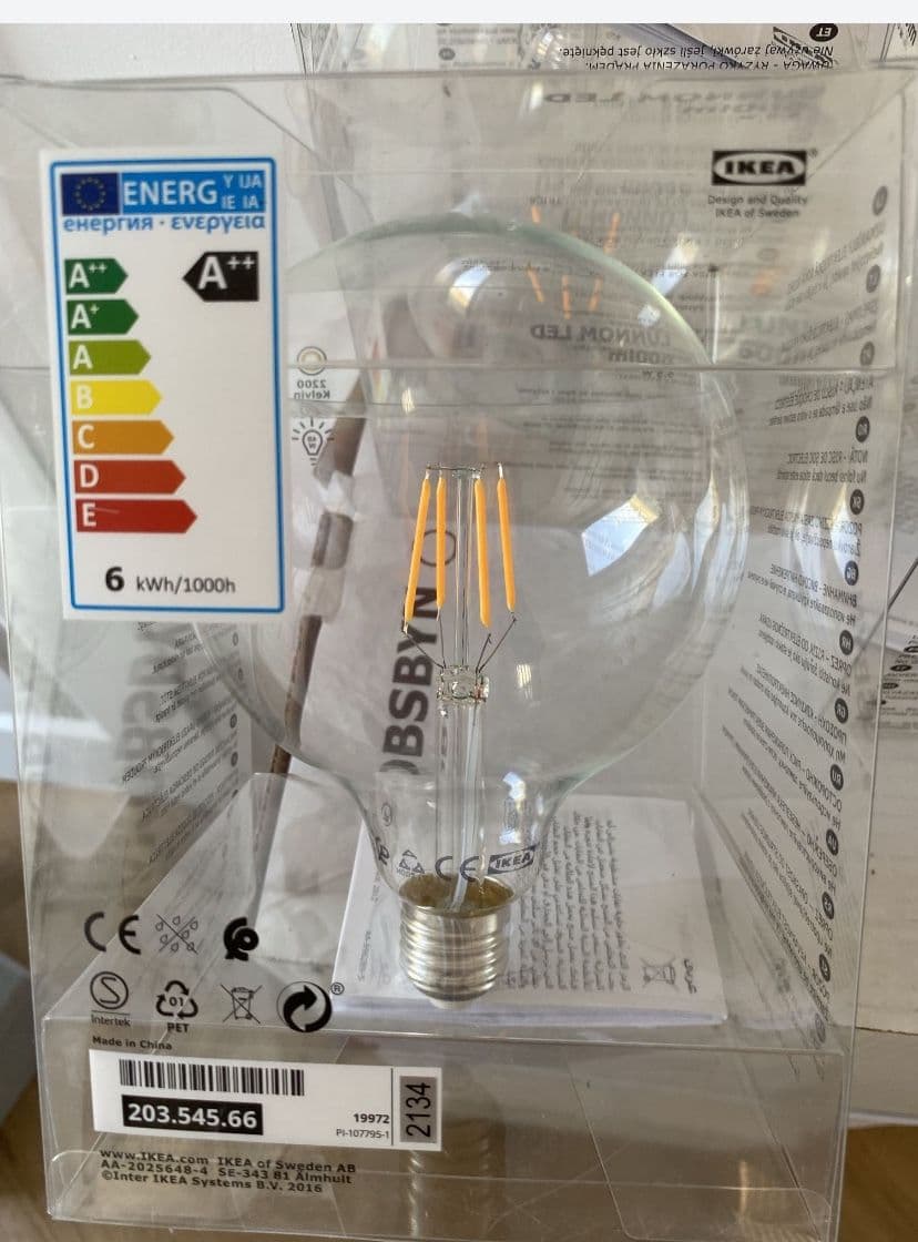 JÄLLBY / LUNNOM lampa wisząca z żarówką, mosiądzowane kula/przezroczysta