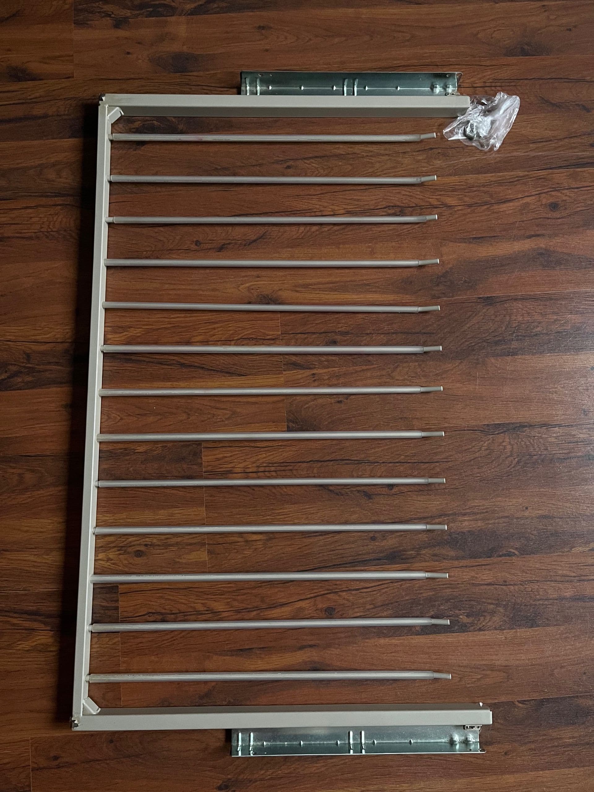 Wysuwany wieszak na spodnie 