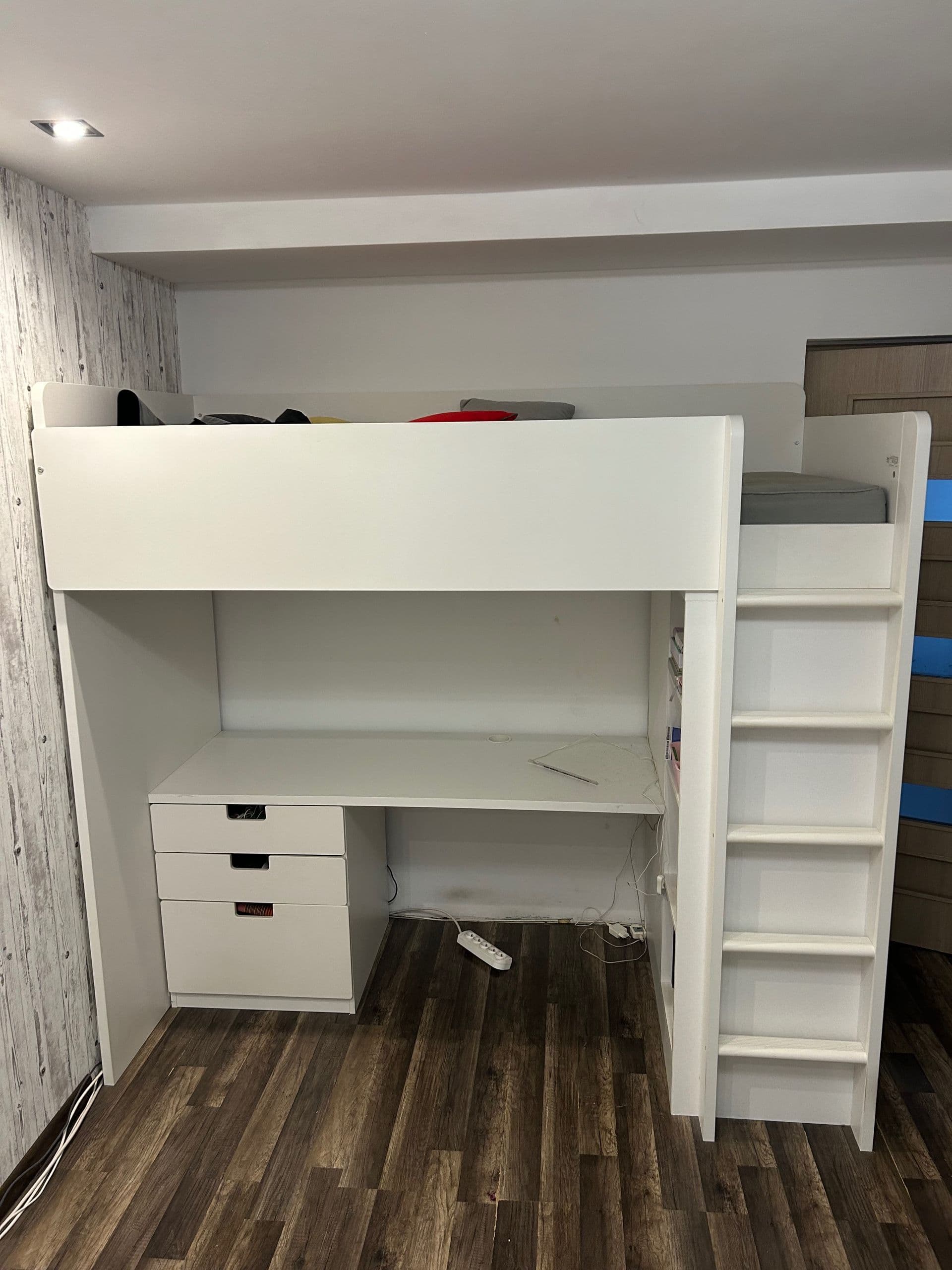 SMÅSTAD łóżko na antresoli, biały biały/z biurkiem z 2 półkami, 90x200 cm