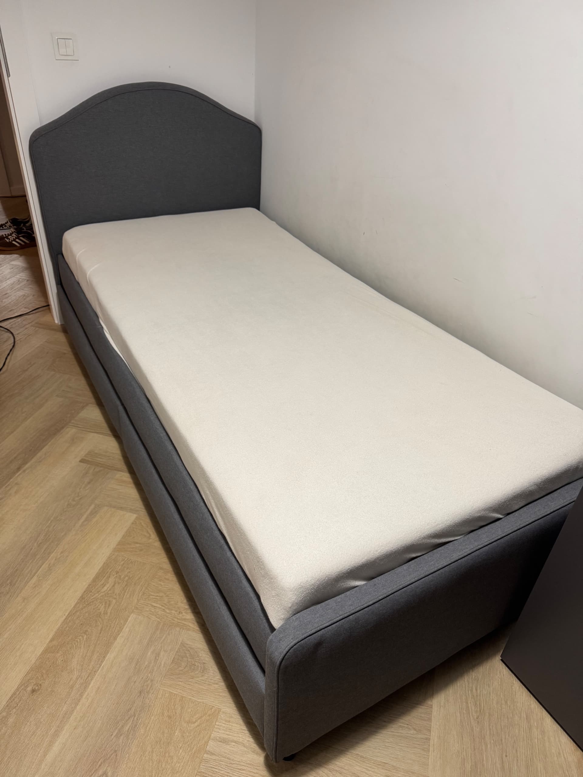 Łóżko tapicerowane Hauga szare grafit 90x200 z szufladami
