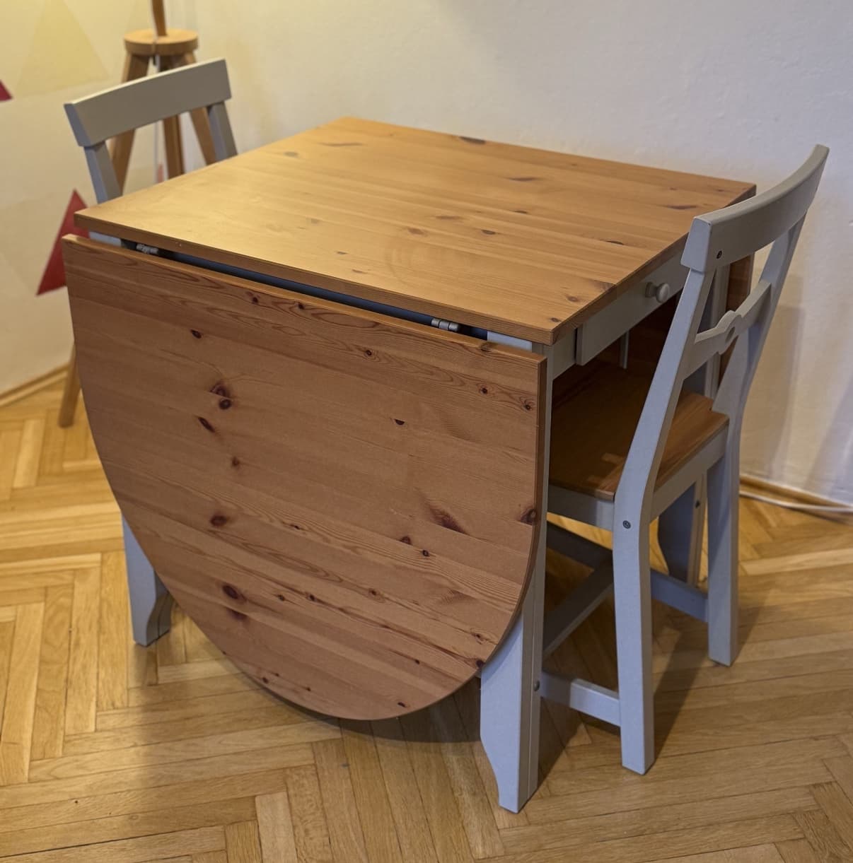 Stół GAMLEBY z 2 krzesłami 