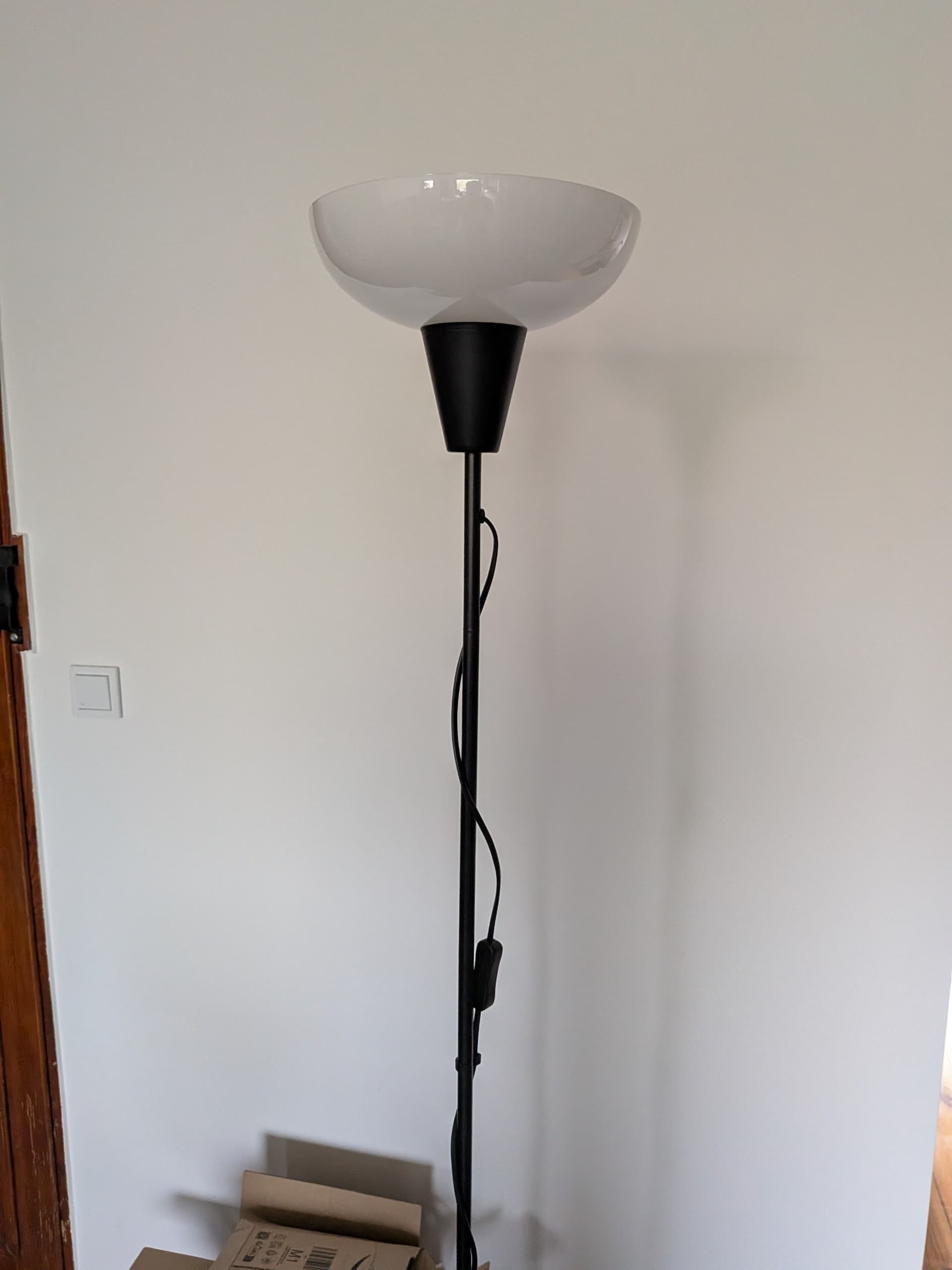 TÅGARP lampa podłogowa, czarny/biały