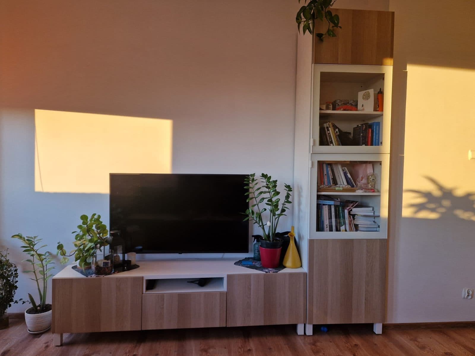 BESTÅ szafka pod TV, imitacja dębu bejcowanego na biało/Krukmakare beżowy, 180x42x39 cm