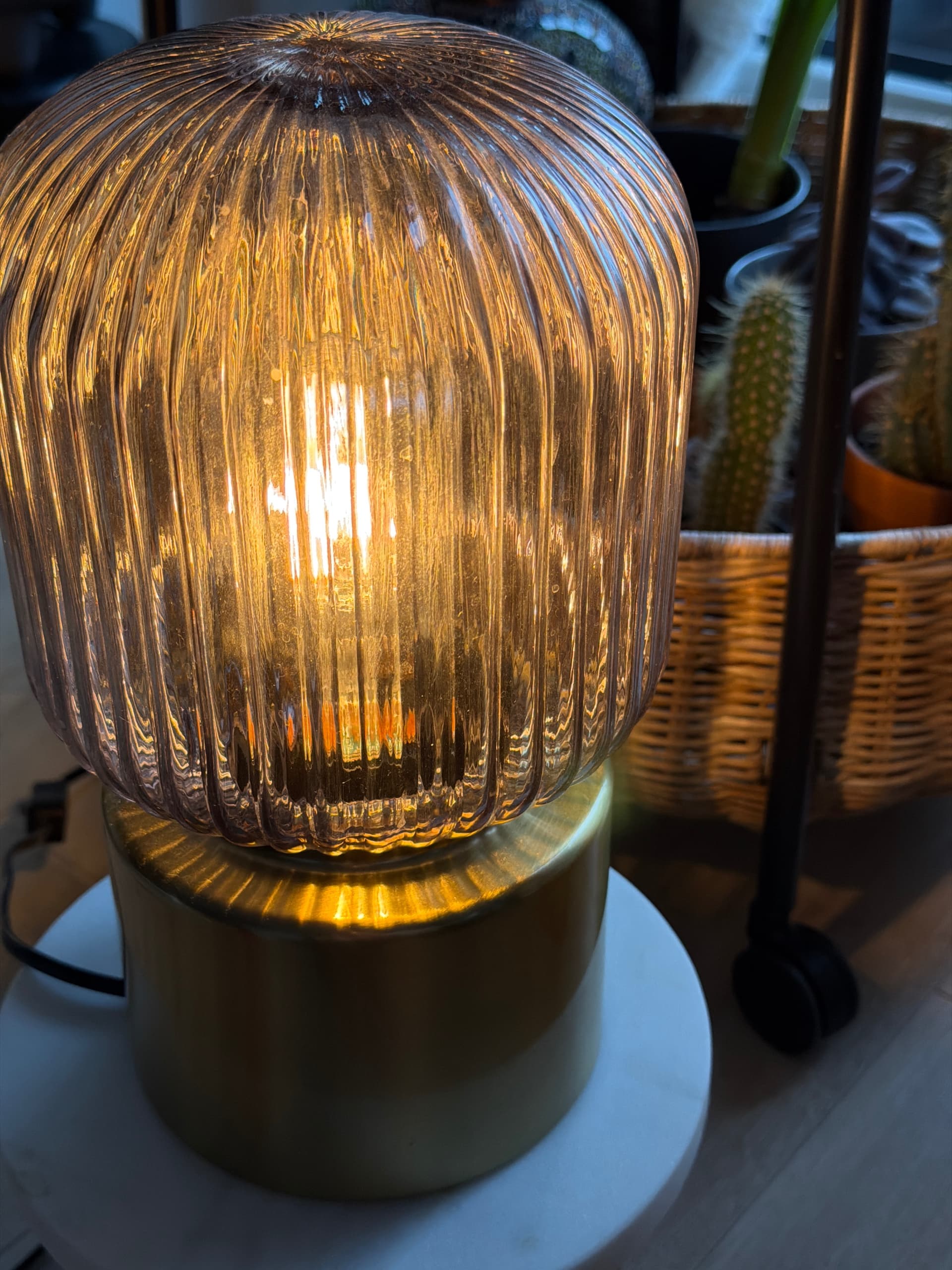SOLKLINT lampa stołowa, mosiądz/szare szkło przezroczyste, 28 cm