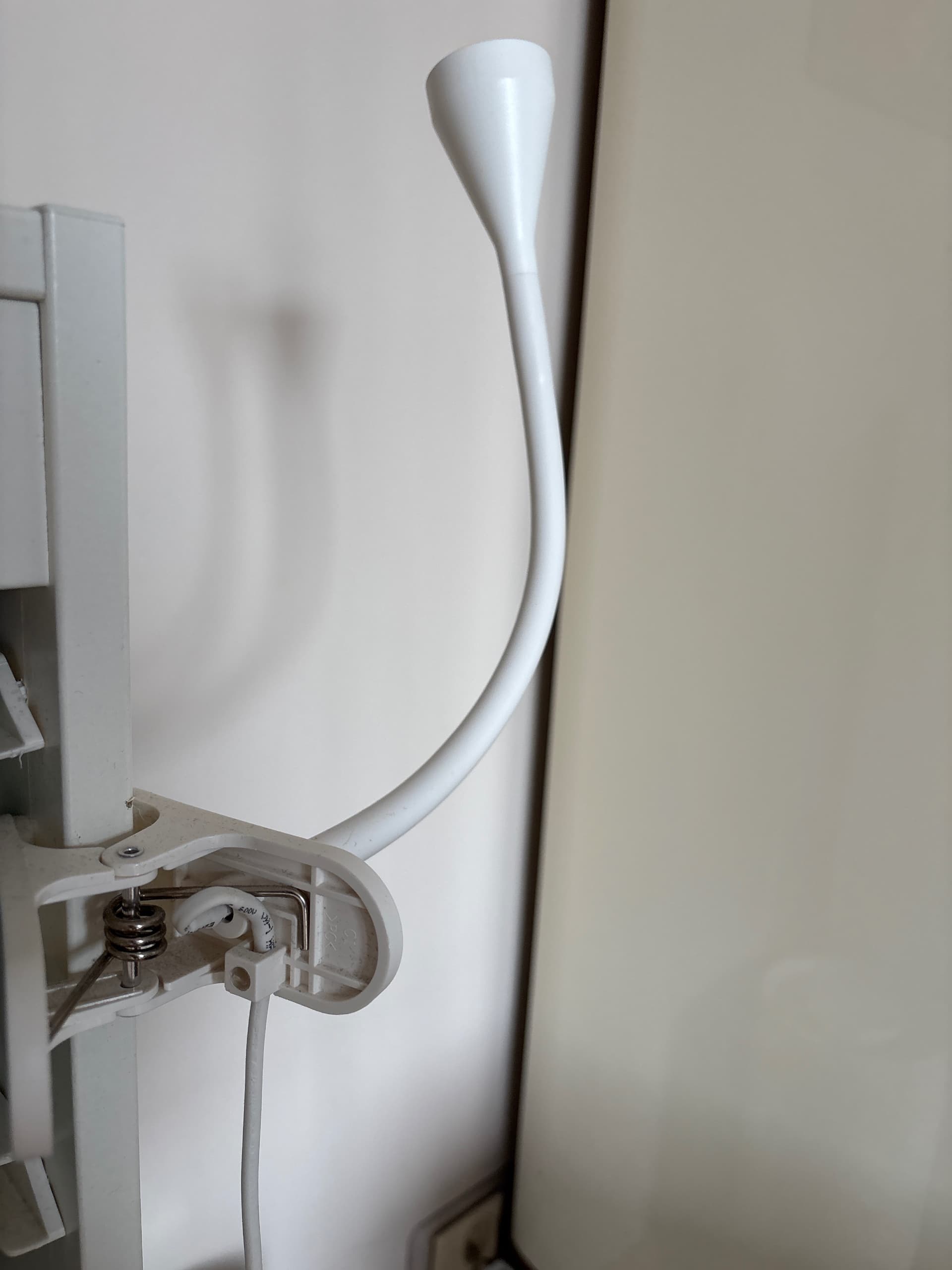 NÄVLINGE reflektor z klamrą LED, biały
