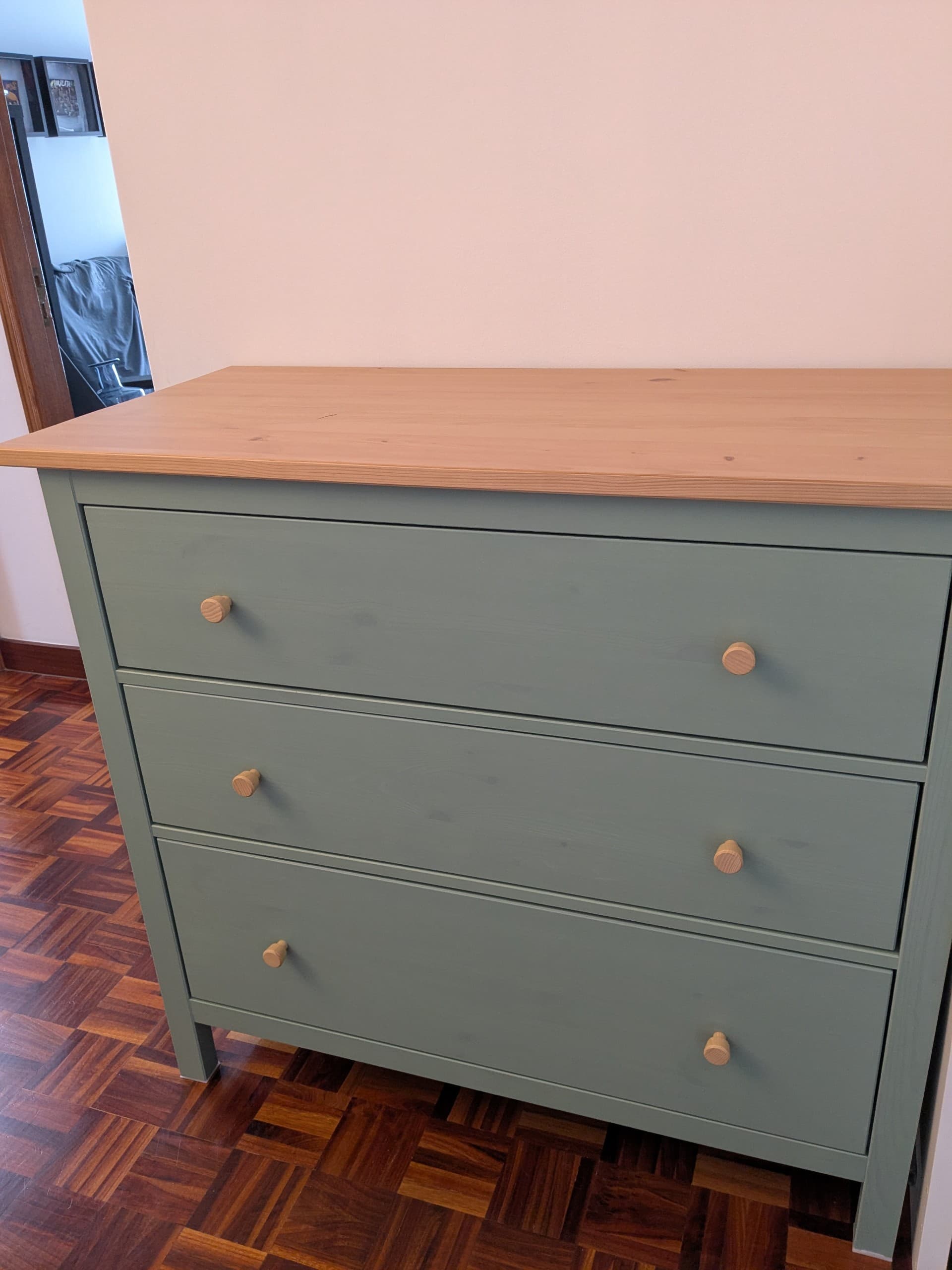 HEMNES cómoda c/3 gavetas, verde acinzentado/castanho claro c/velatura, 108x96 cm