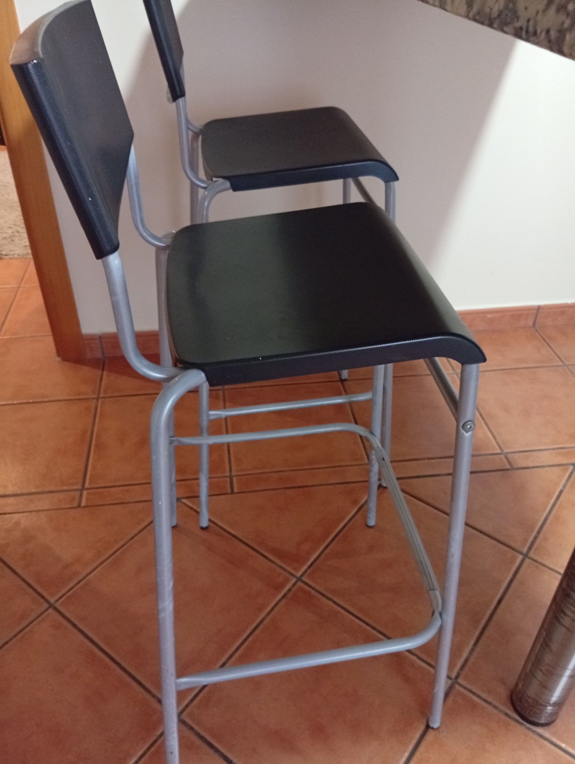 STIG banco alto c/encosto, alto preto/preto, 63 cm
